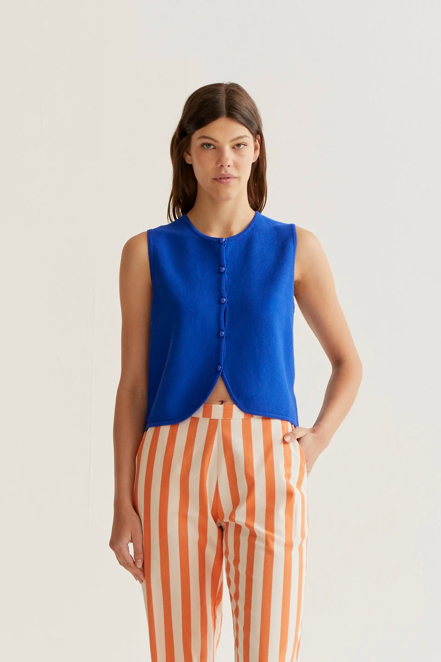 Top de punto azul con botones redondos