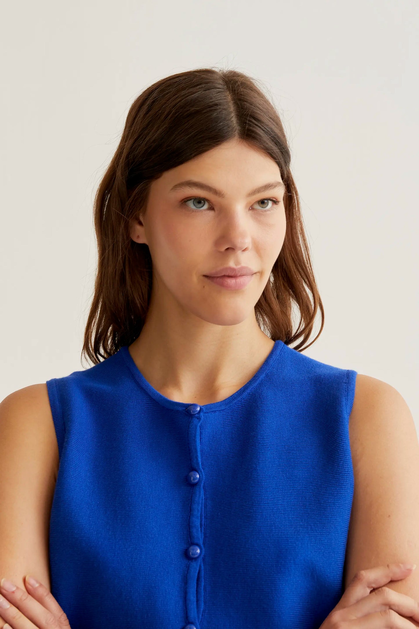 Top de punto azul con botones redondos