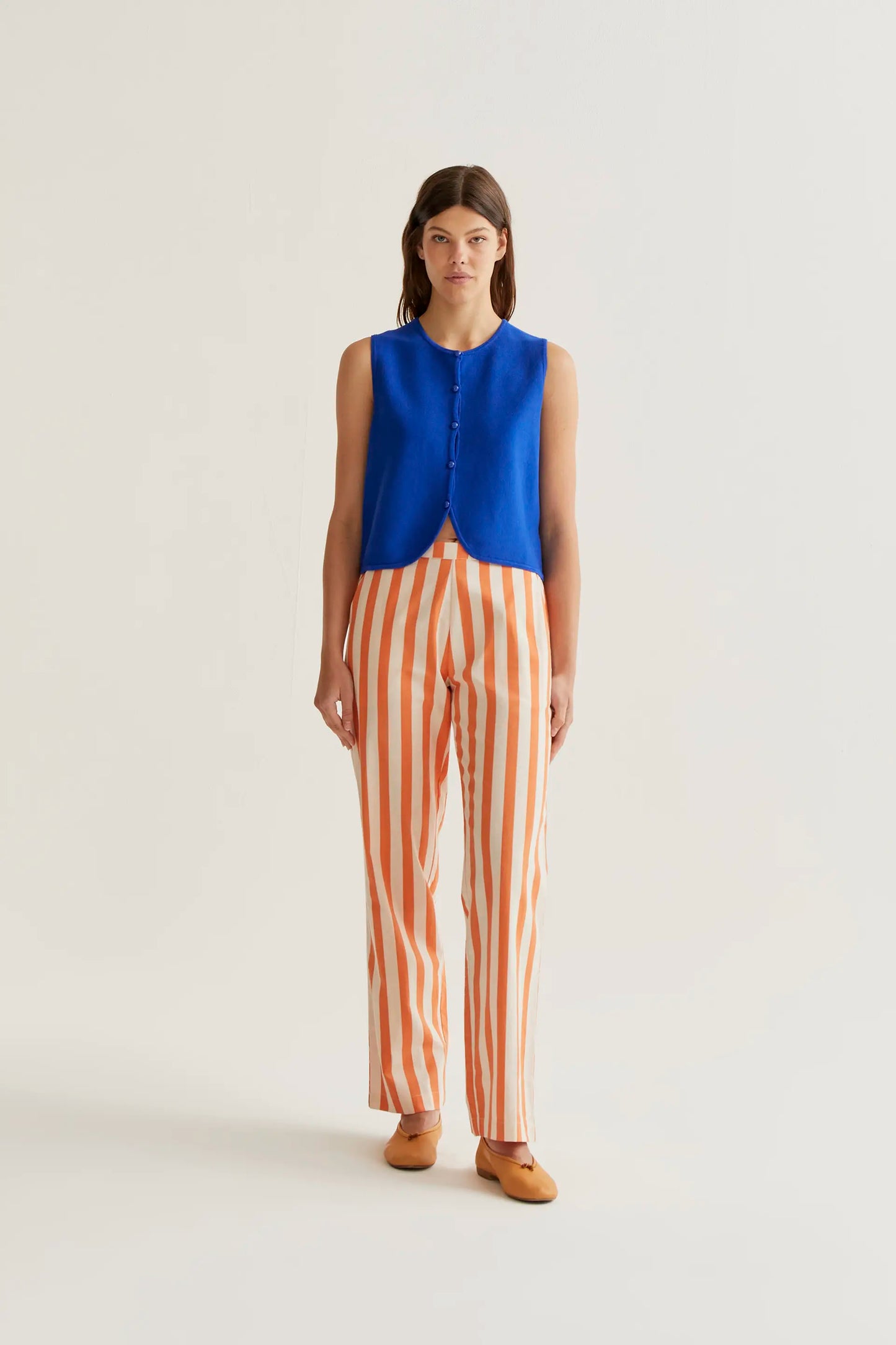 Top de punto azul con botones redondos