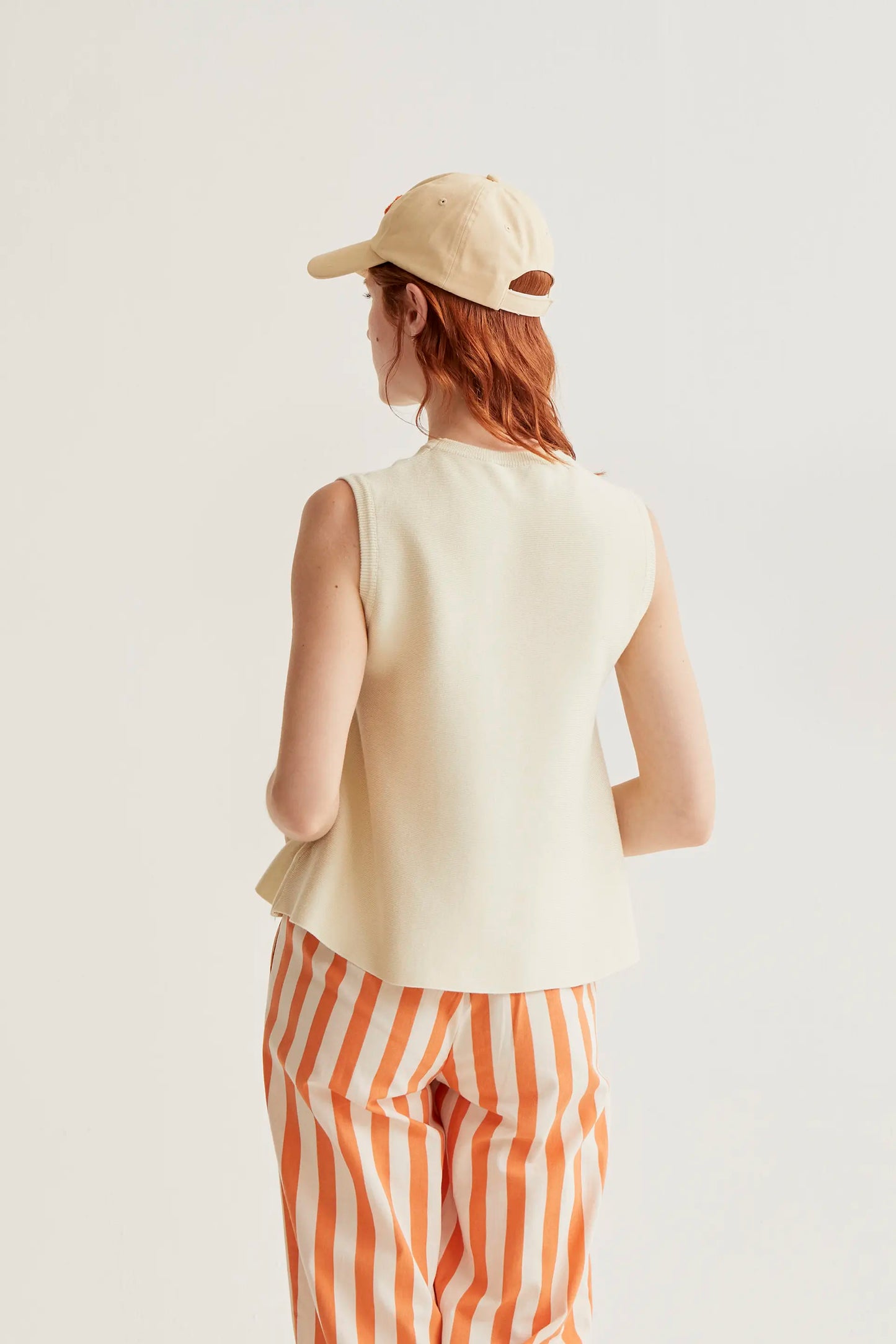 Top básico de punto beige