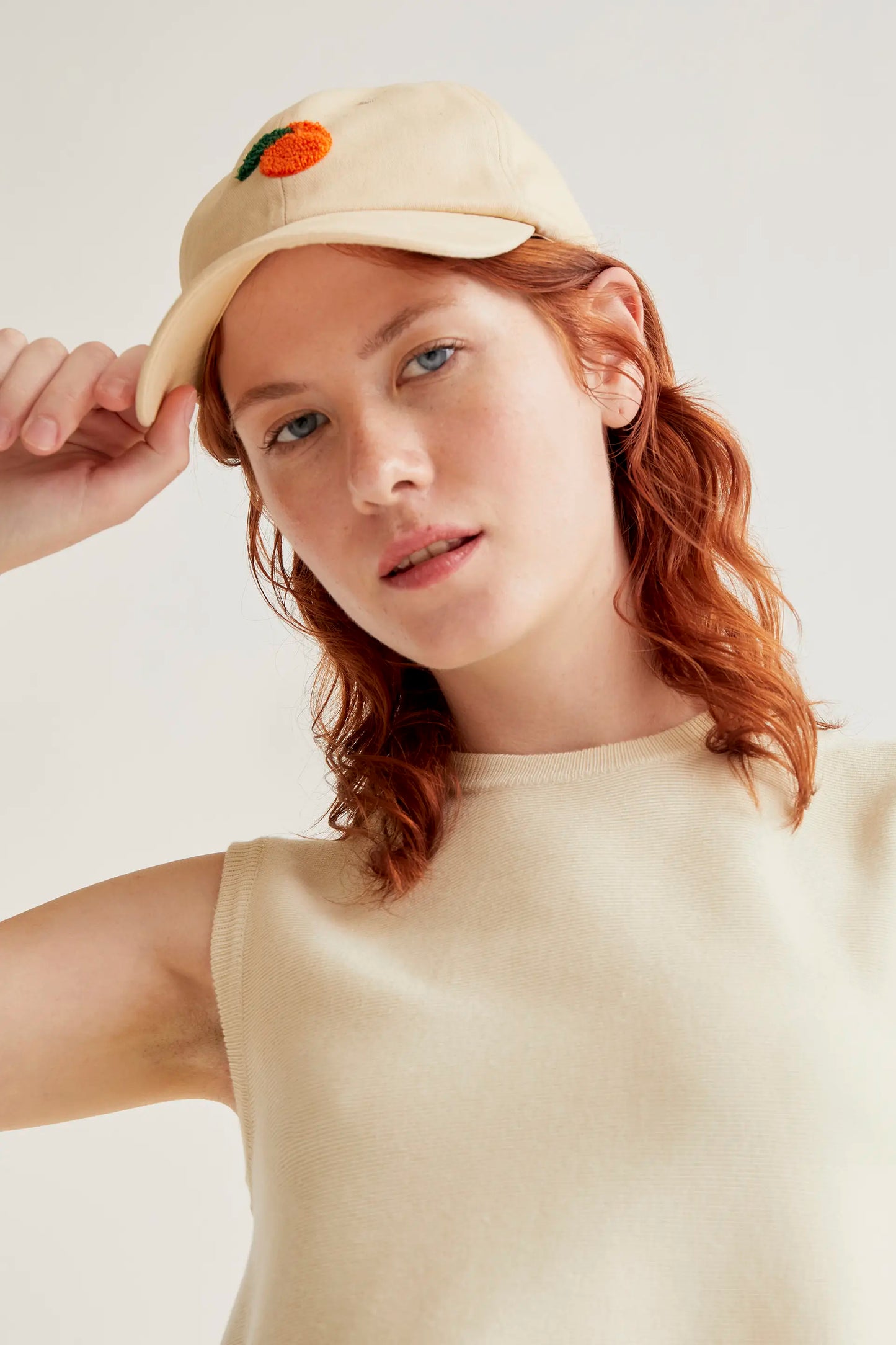 Top básico de punto beige