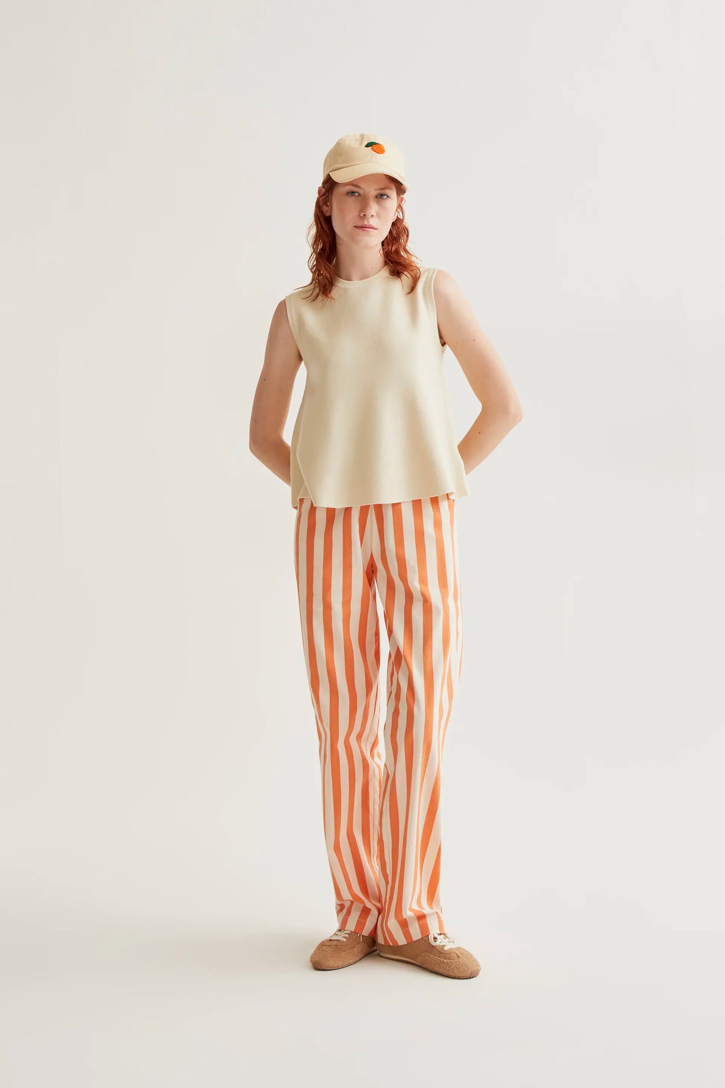 Top básico de punto beige