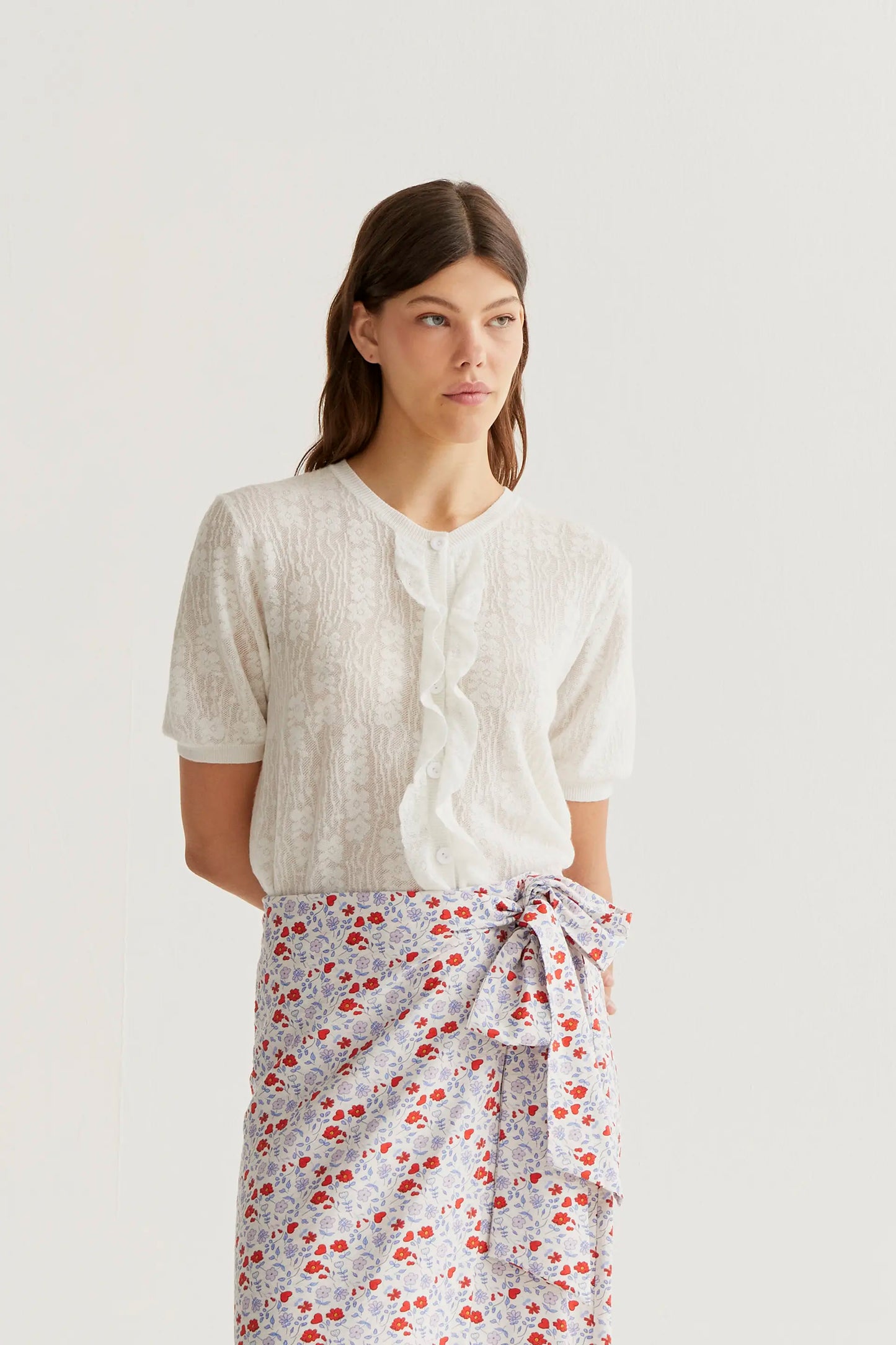 Cardigan in maglia floreale bianca con volant