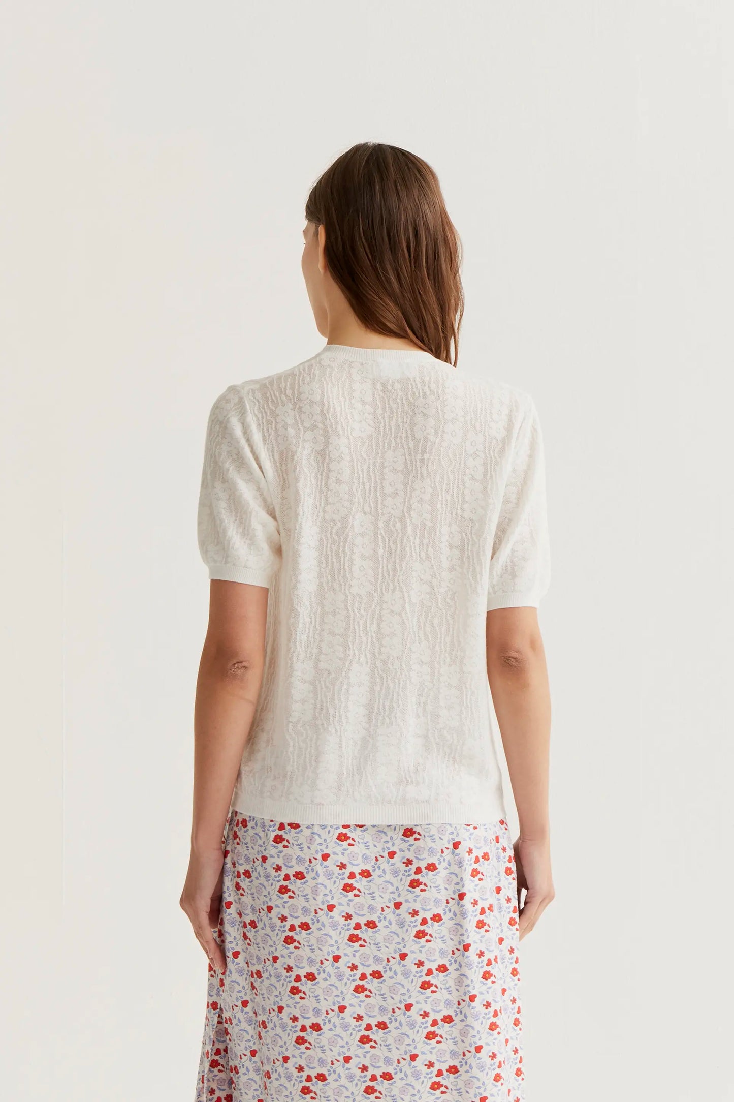 Cardigan in maglia floreale bianca con volant