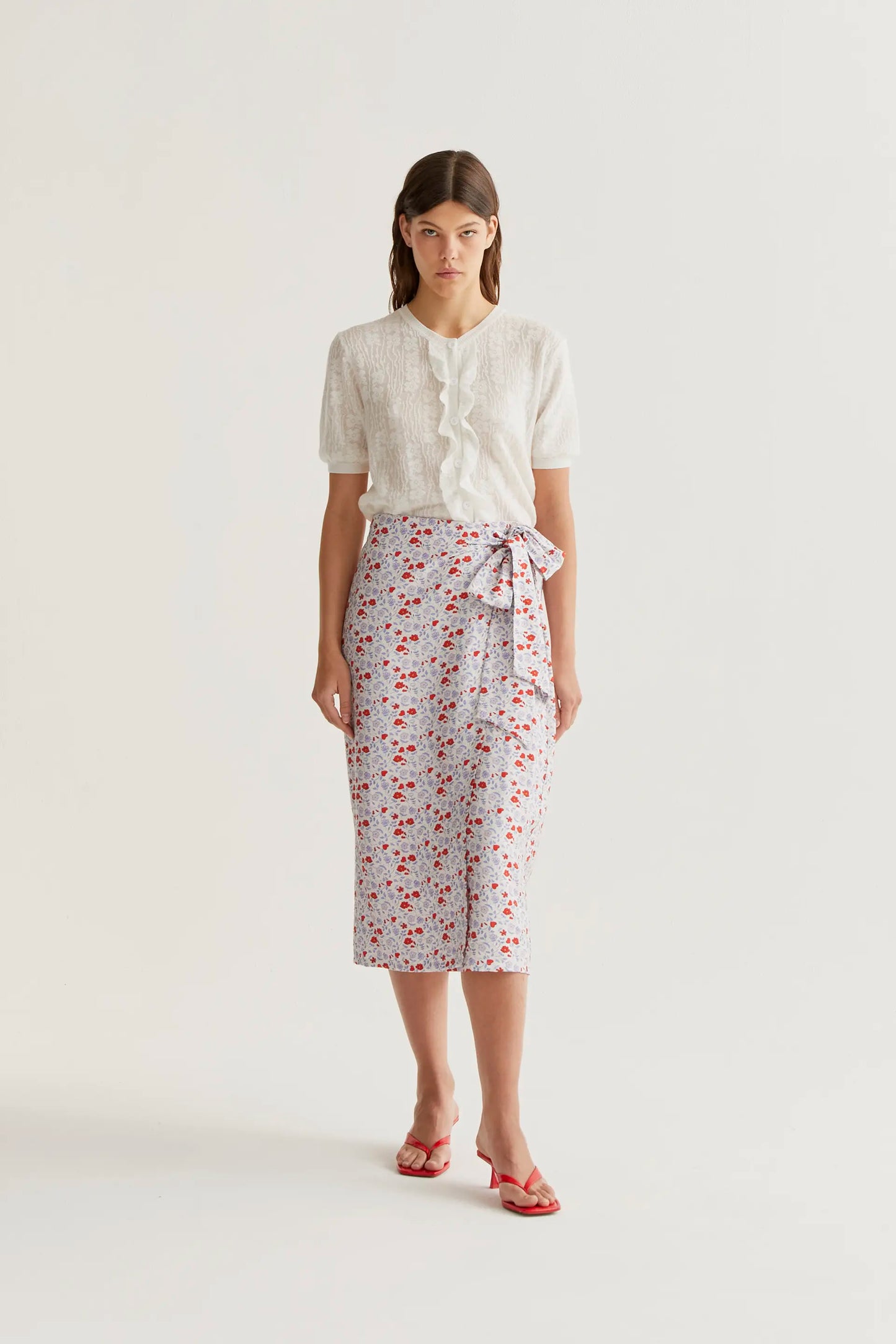 Cardigan in maglia floreale bianca con volant