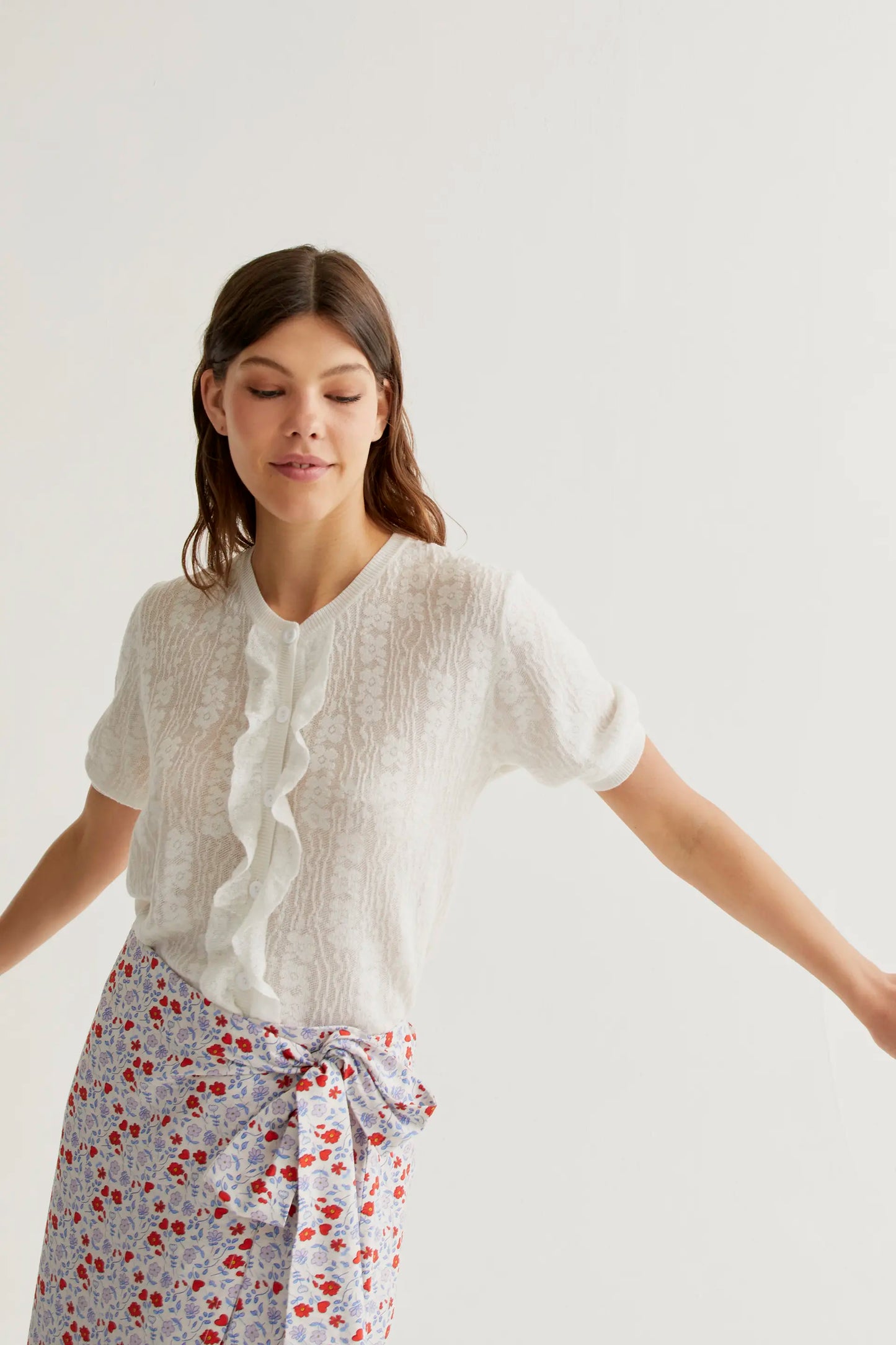 Cardigan in maglia floreale bianca con volant