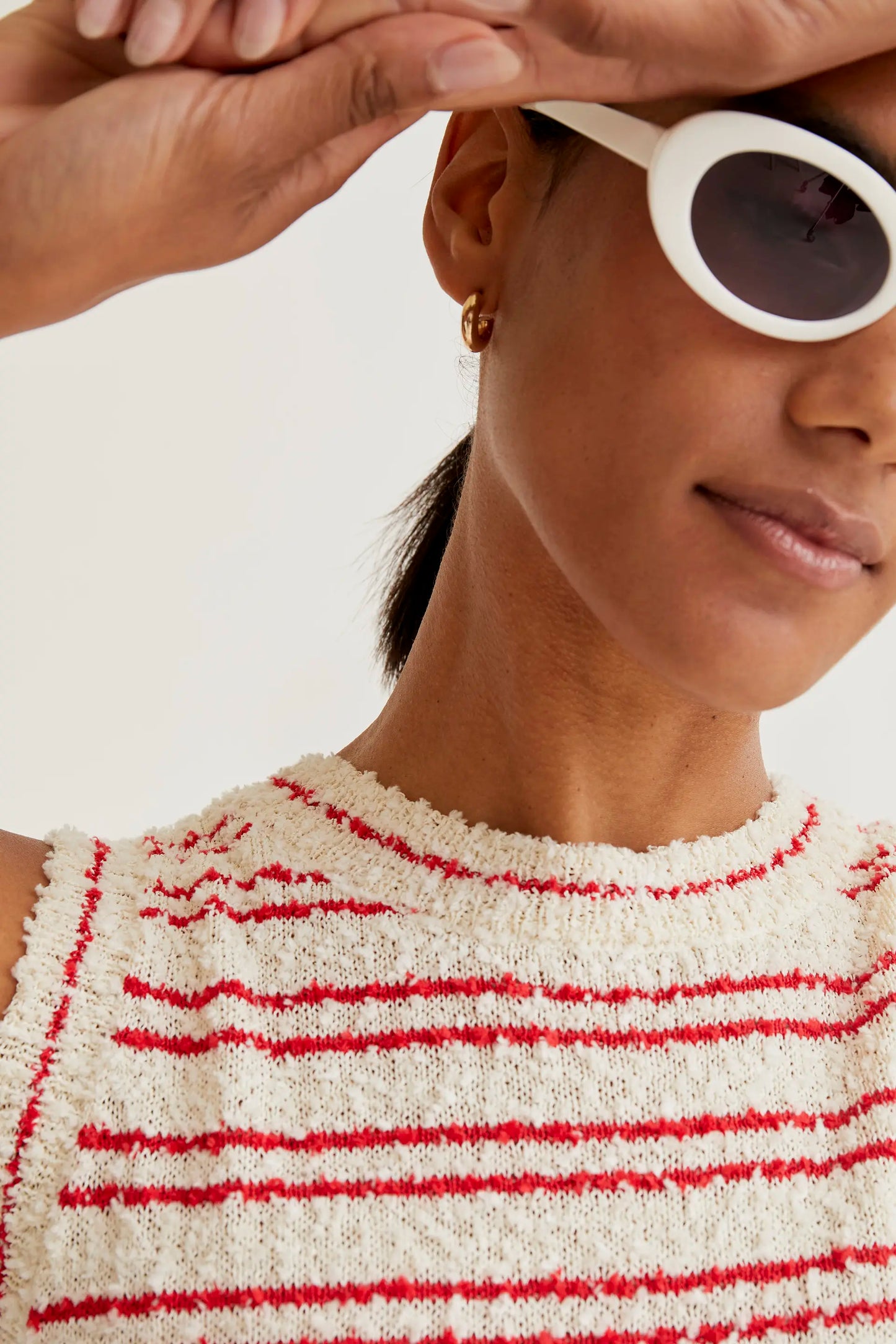 Top punto texturizado con rayas rojas