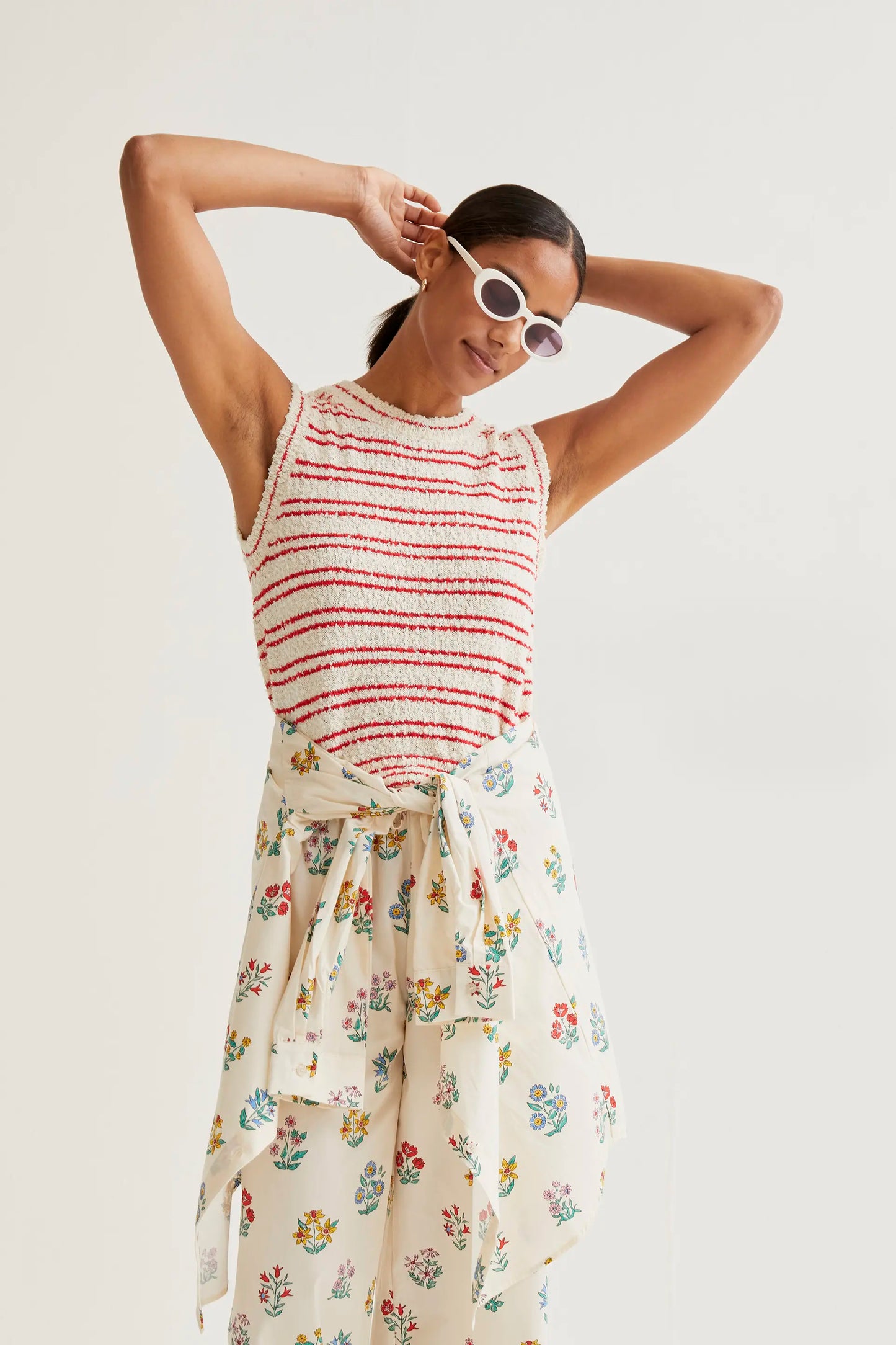 Top punto texturizado con rayas rojas