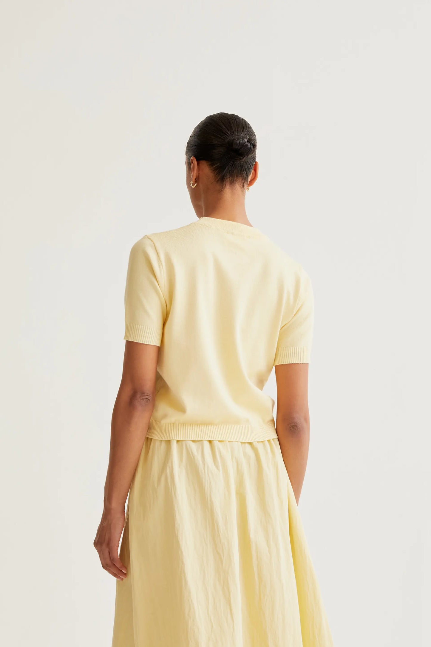 Top punto suave amarillo con flores