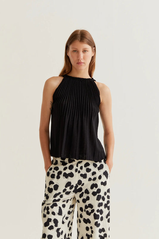 Top plisado negro