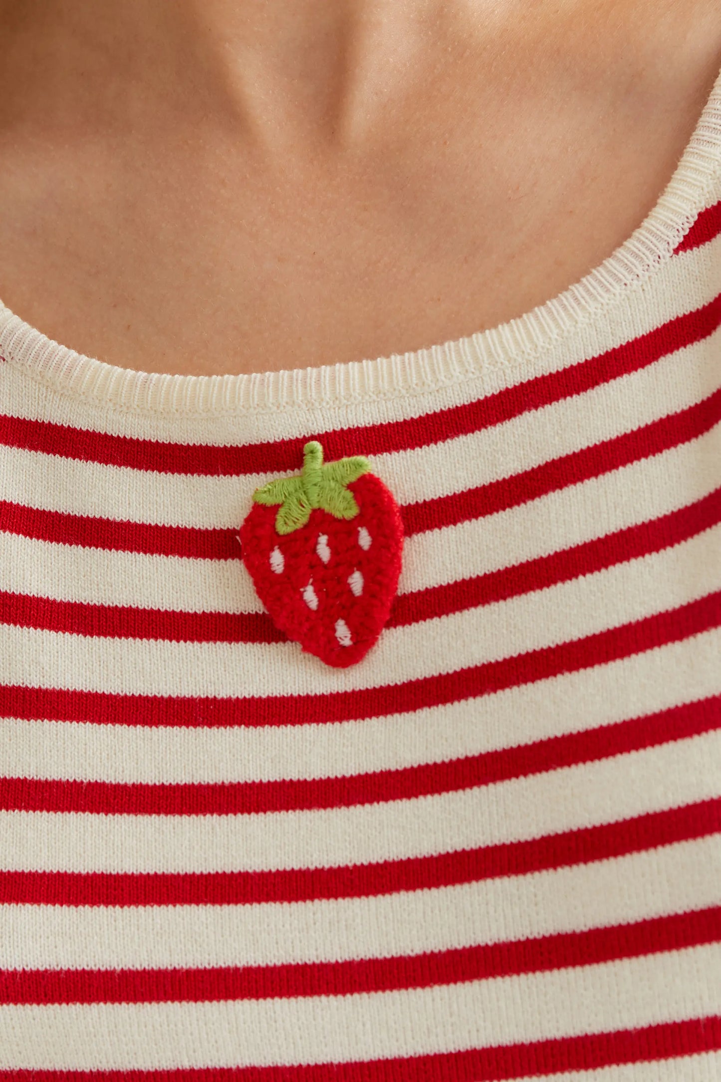 Top de rayas blanco y rojo con bordado de fresa