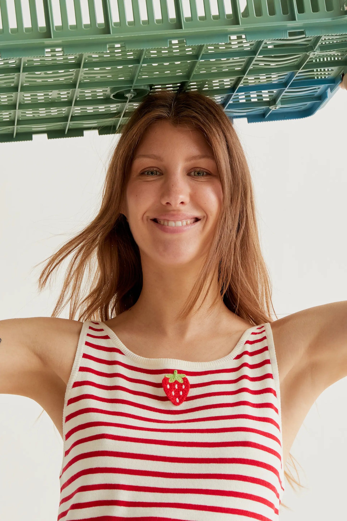 Top de rayas blanco y rojo con bordado de fresa