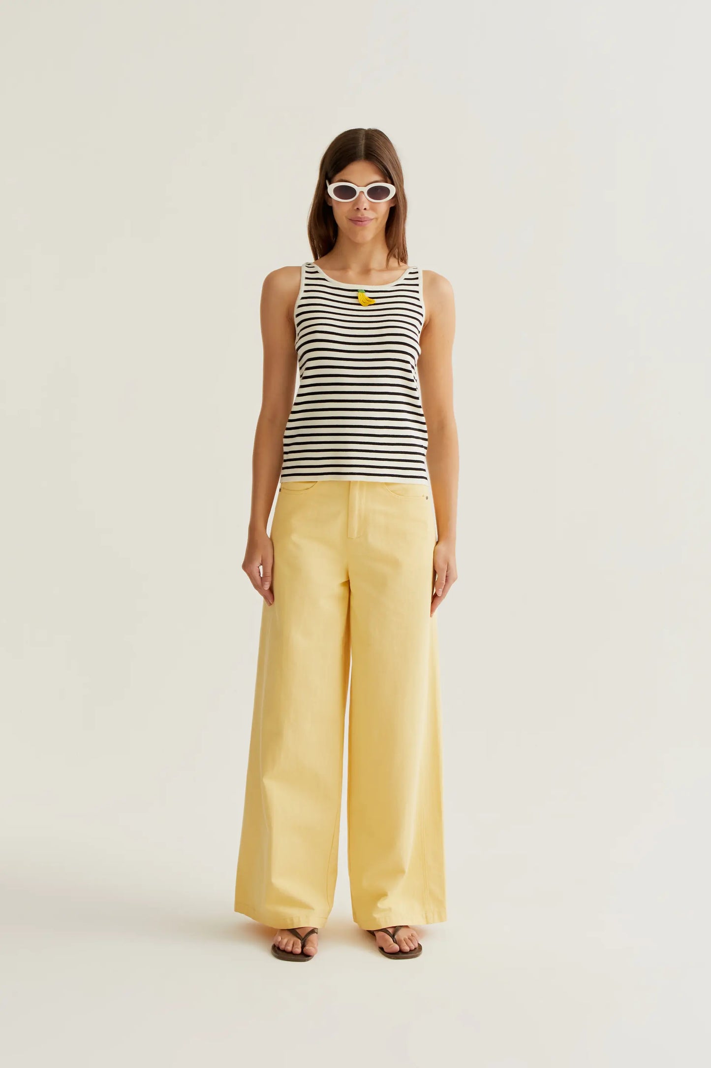 Top de rayas blanco y negro con bordado de banana