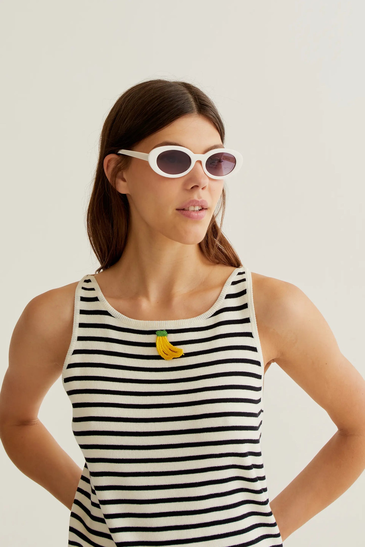 Top de rayas blanco y negro con bordado de banana
