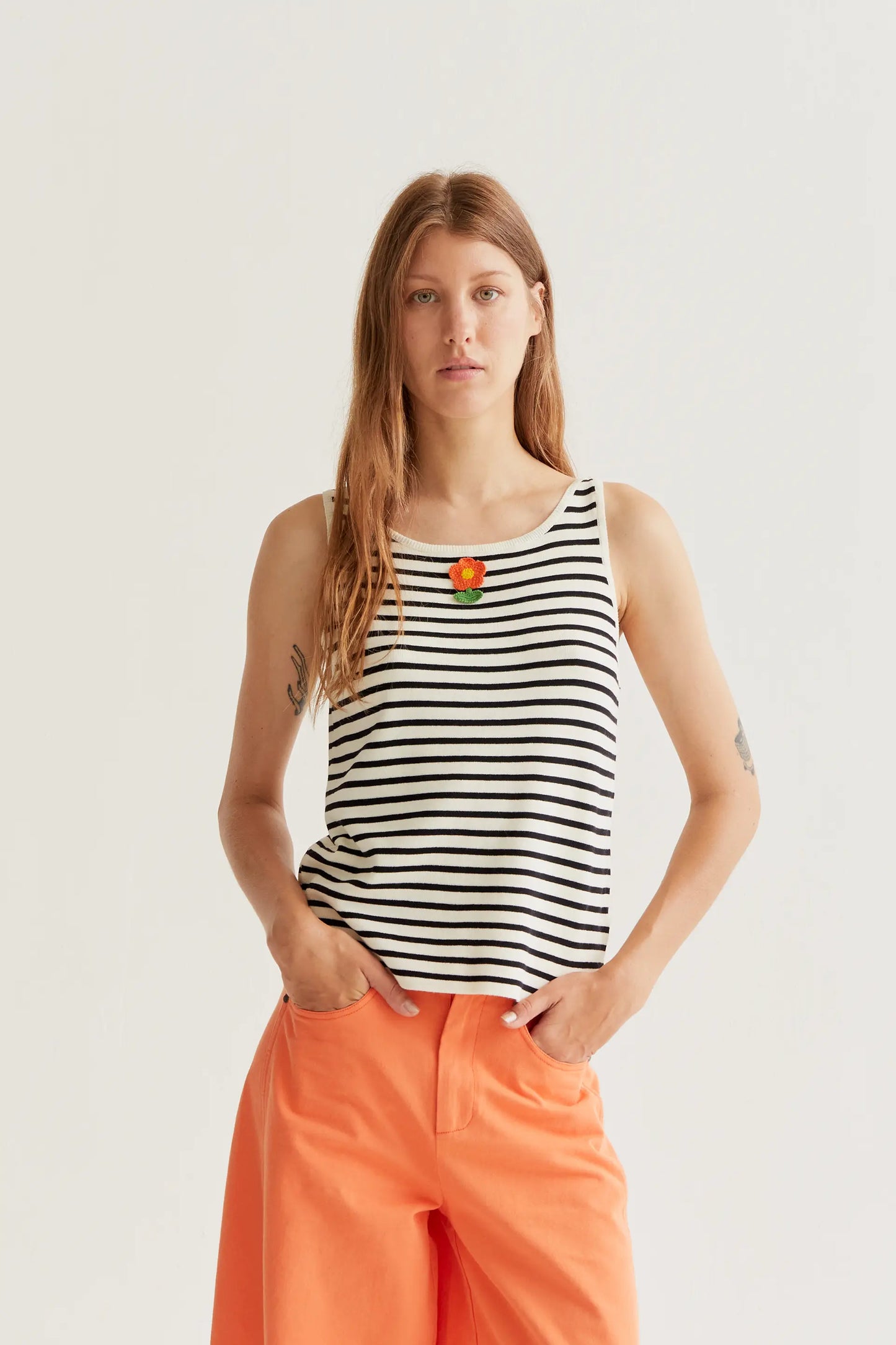 Top de rayas blanco y negro con bordado de flor