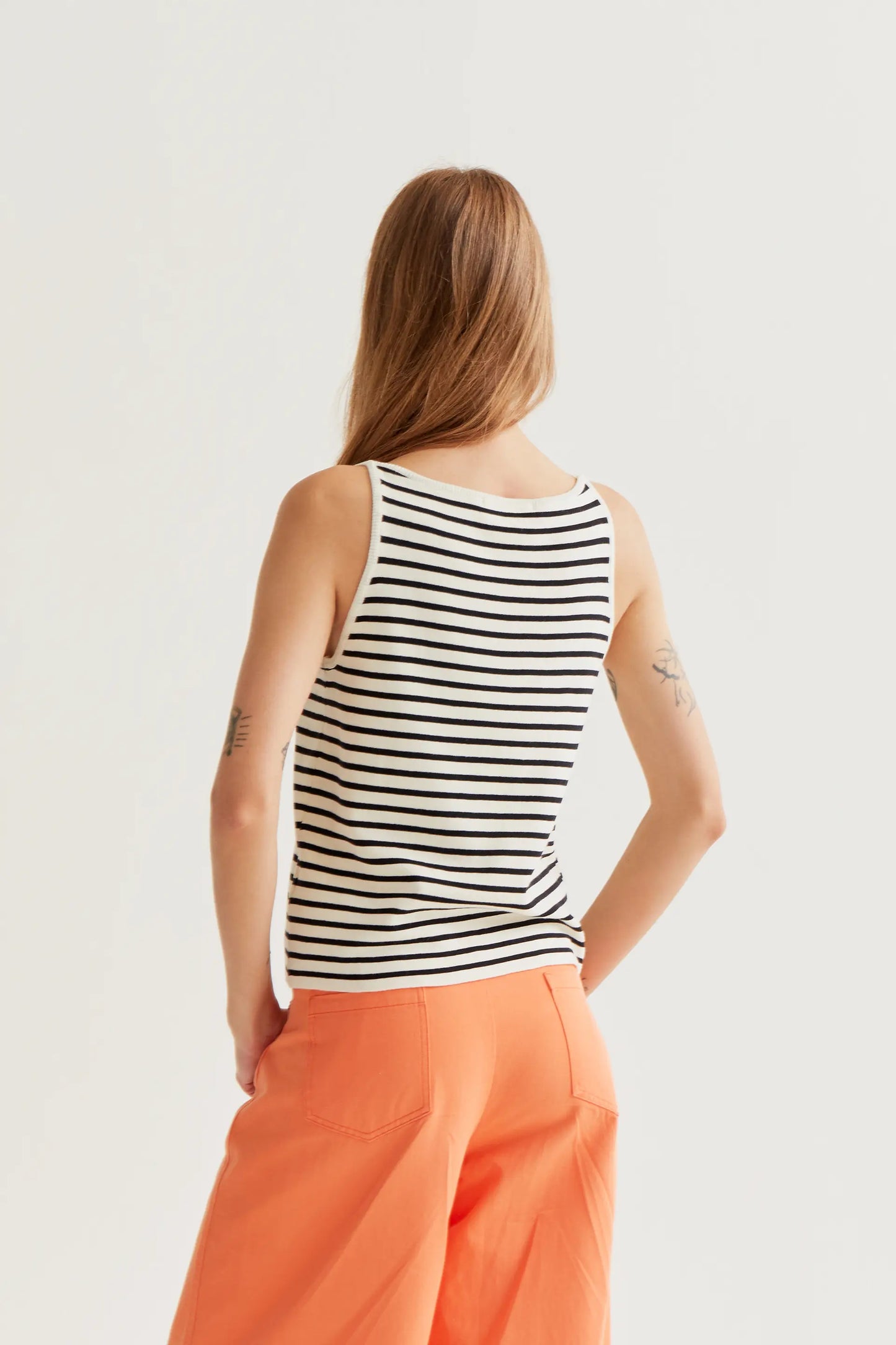 Top de rayas blanco y negro con bordado de flor