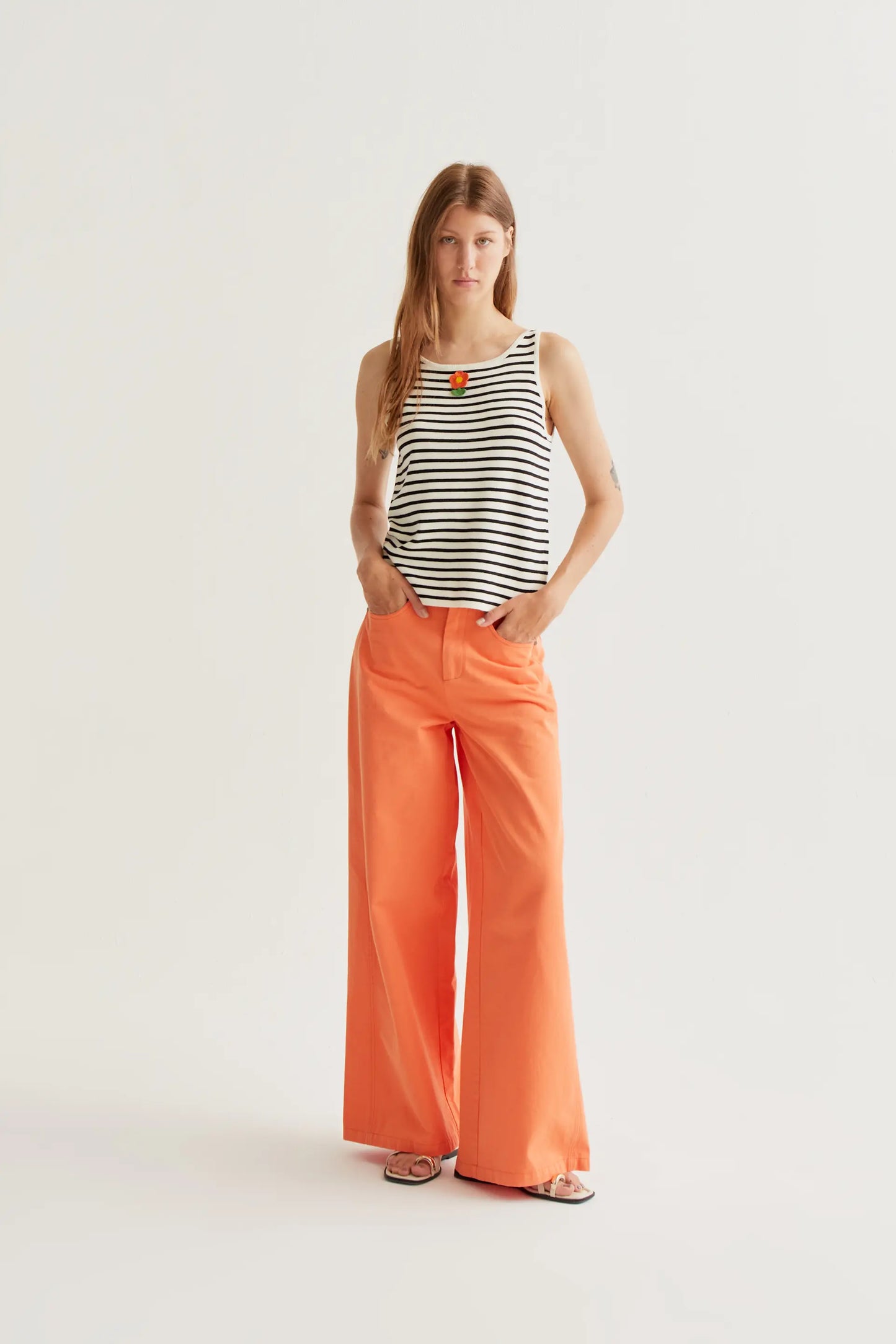 Top de rayas blanco y negro con bordado de flor