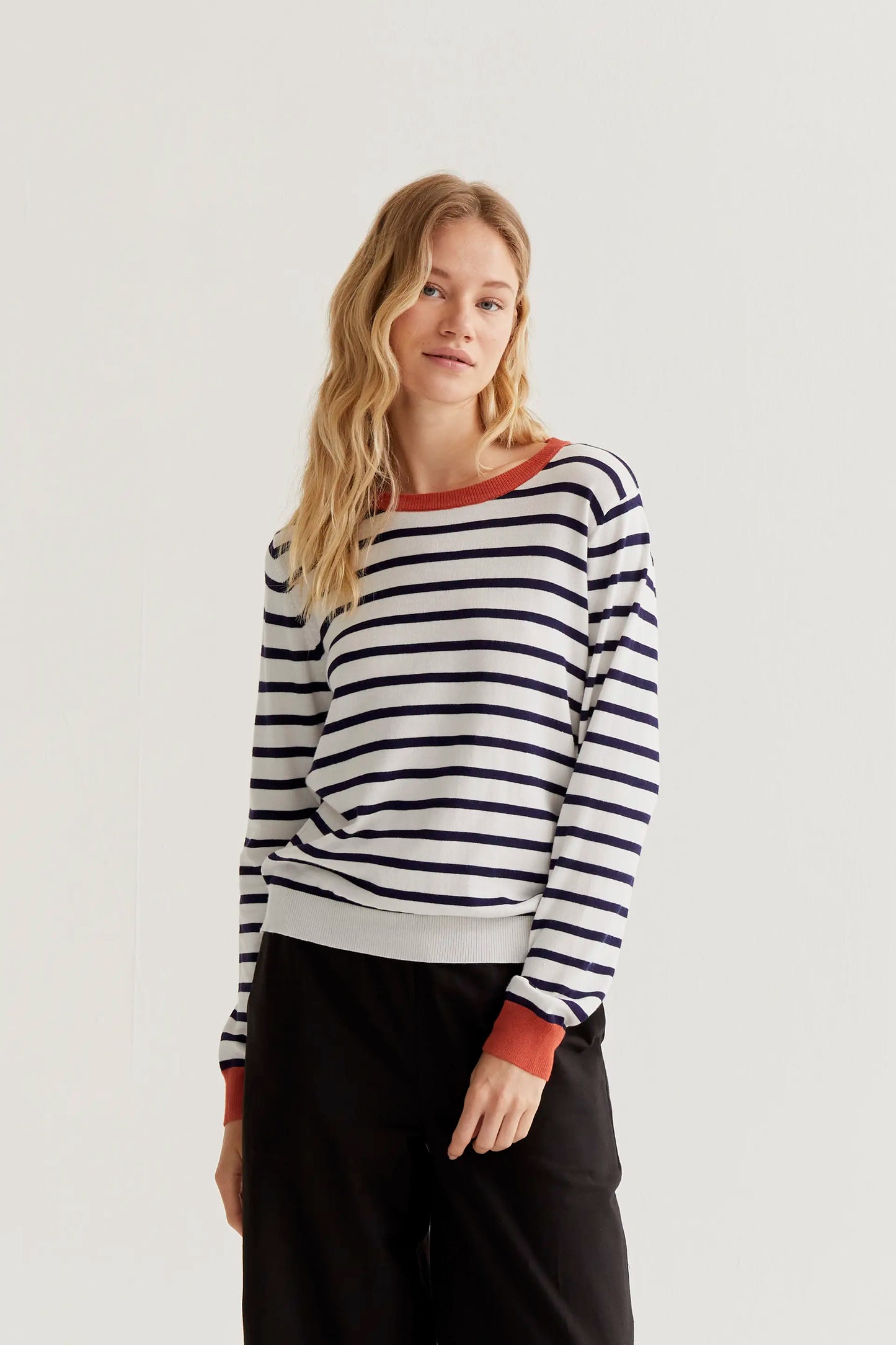 Maglione lavorato a maglia con stampa a righe bianche e blu navy