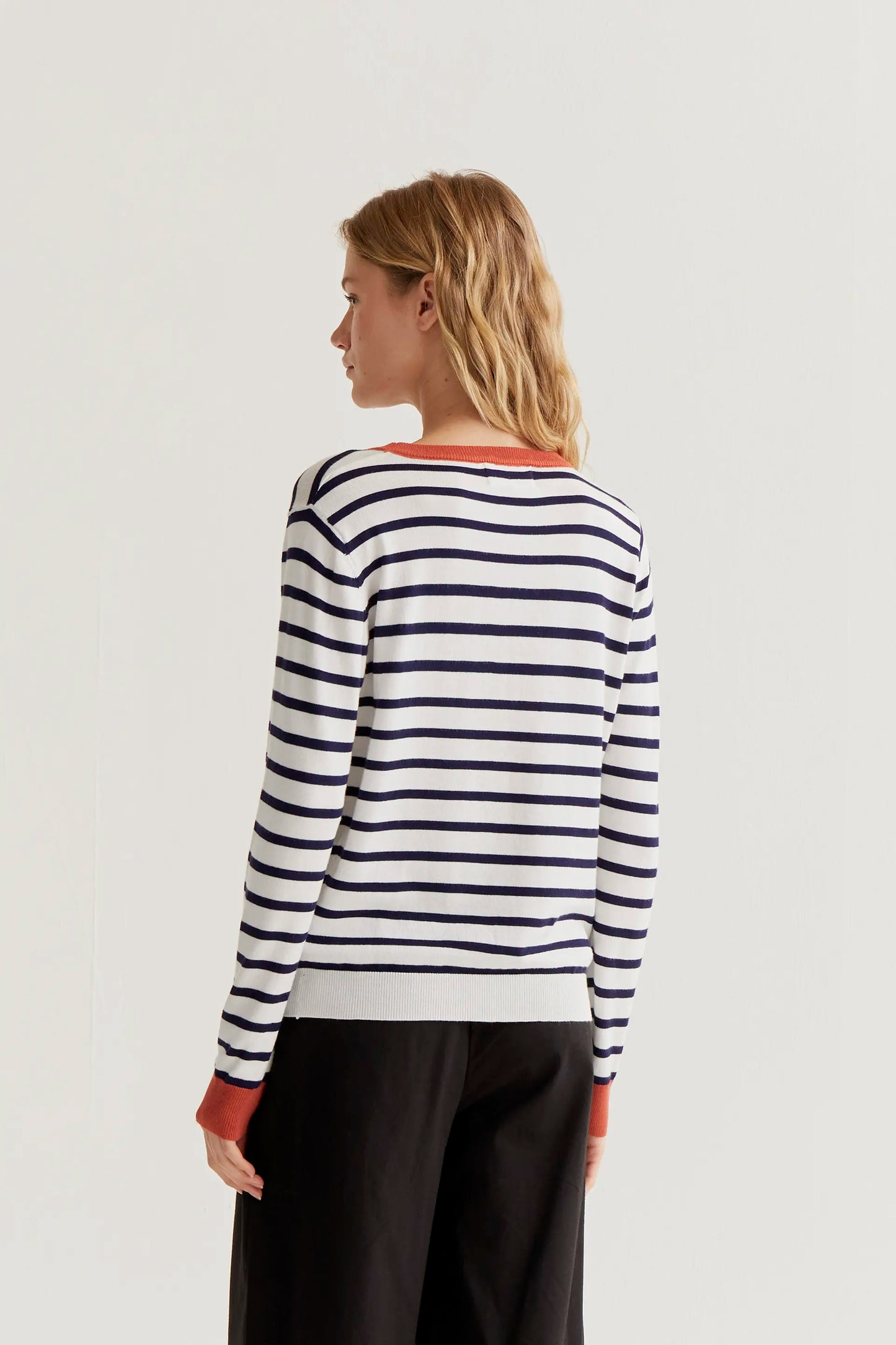 Maglione lavorato a maglia con stampa a righe bianche e blu navy