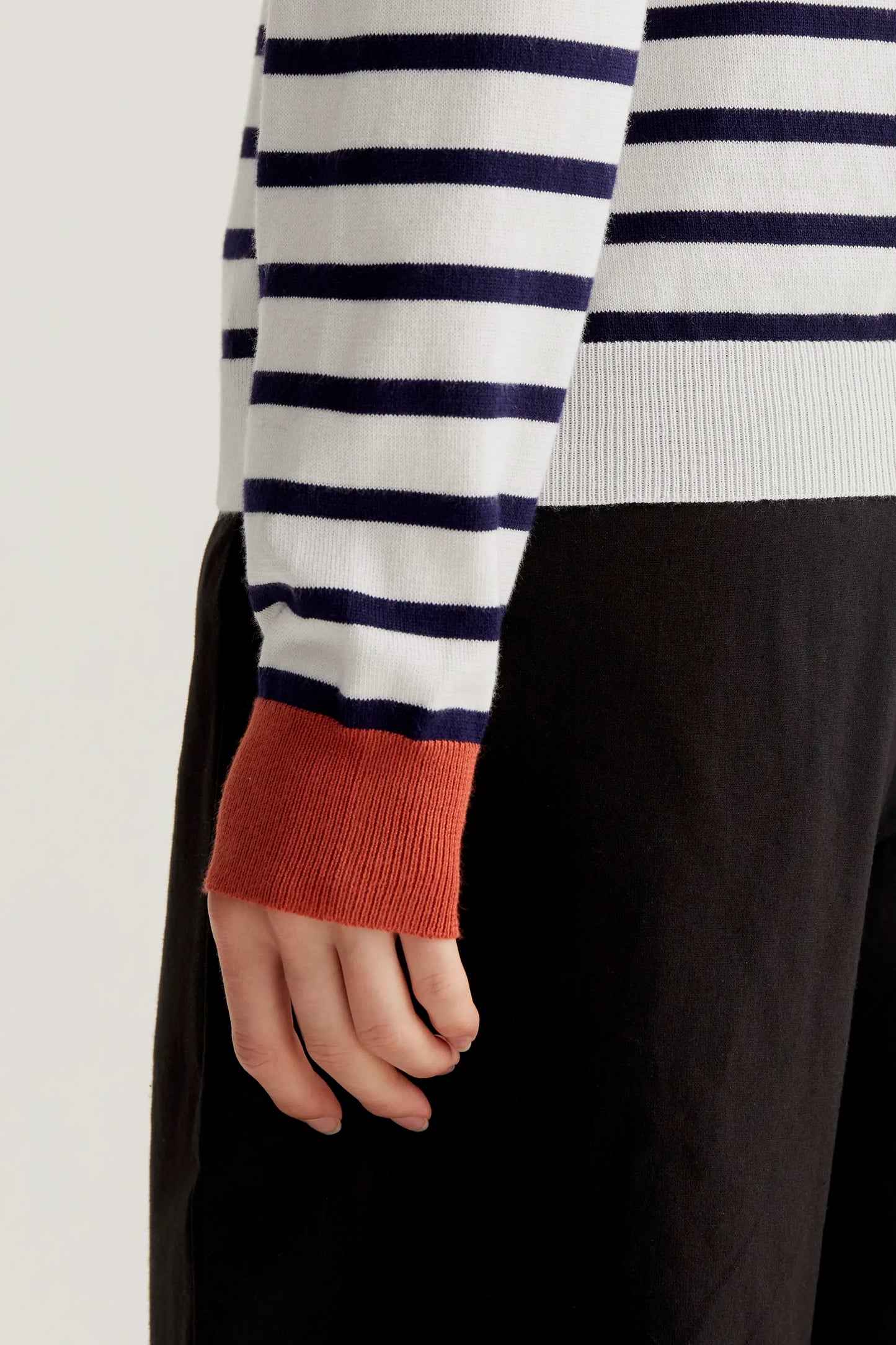 Maglione lavorato a maglia con stampa a righe bianche e blu navy