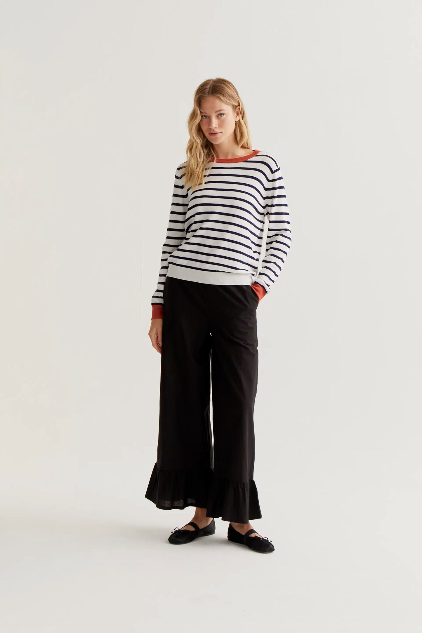 Maglione lavorato a maglia con stampa a righe bianche e blu navy