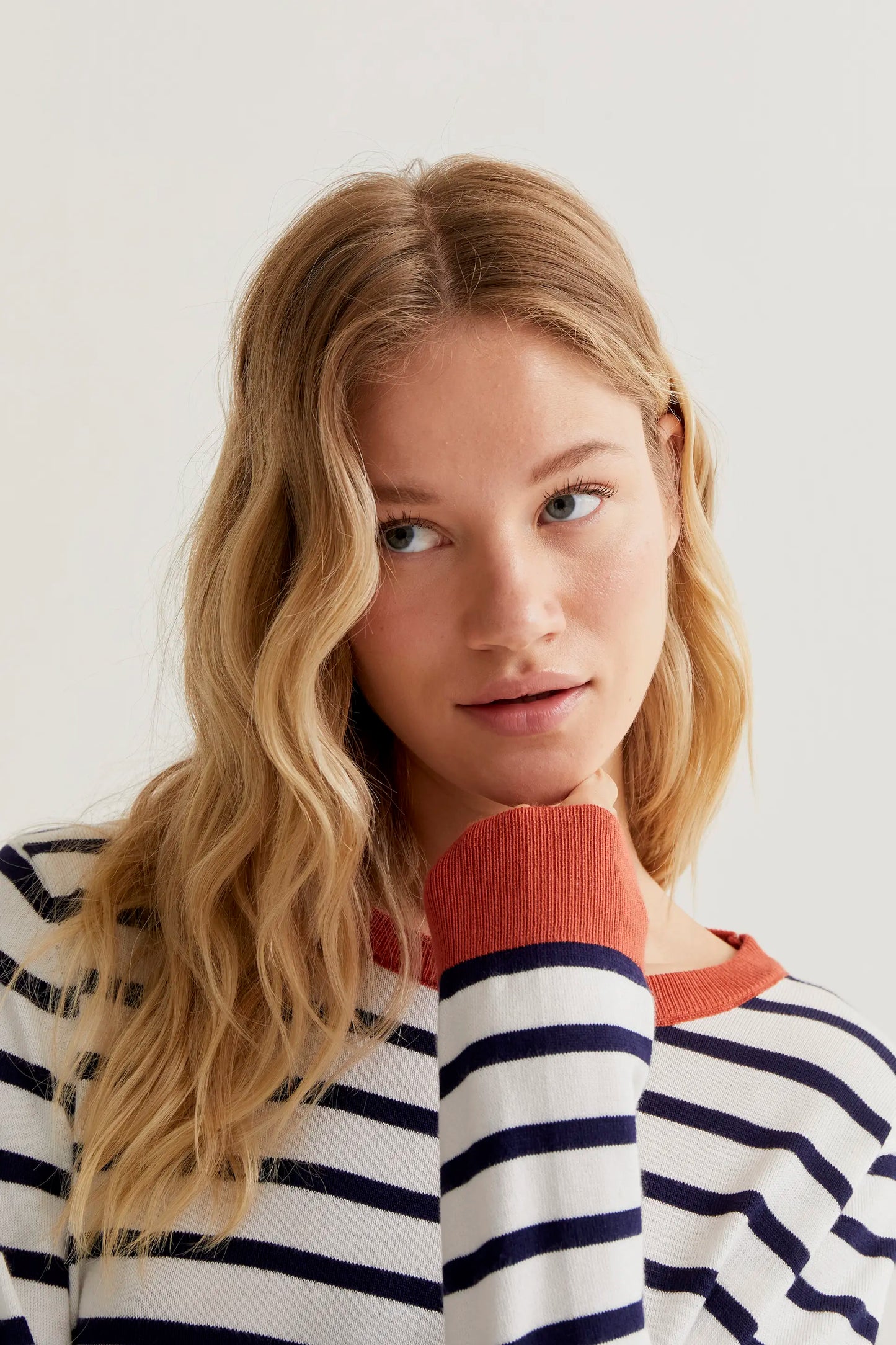 Maglione lavorato a maglia con stampa a righe bianche e blu navy