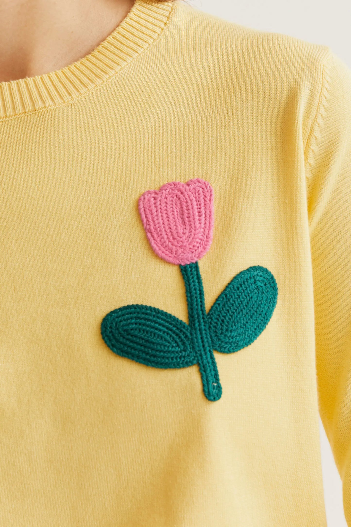 Jersey punto amarillo con bordado de tulipán rosado