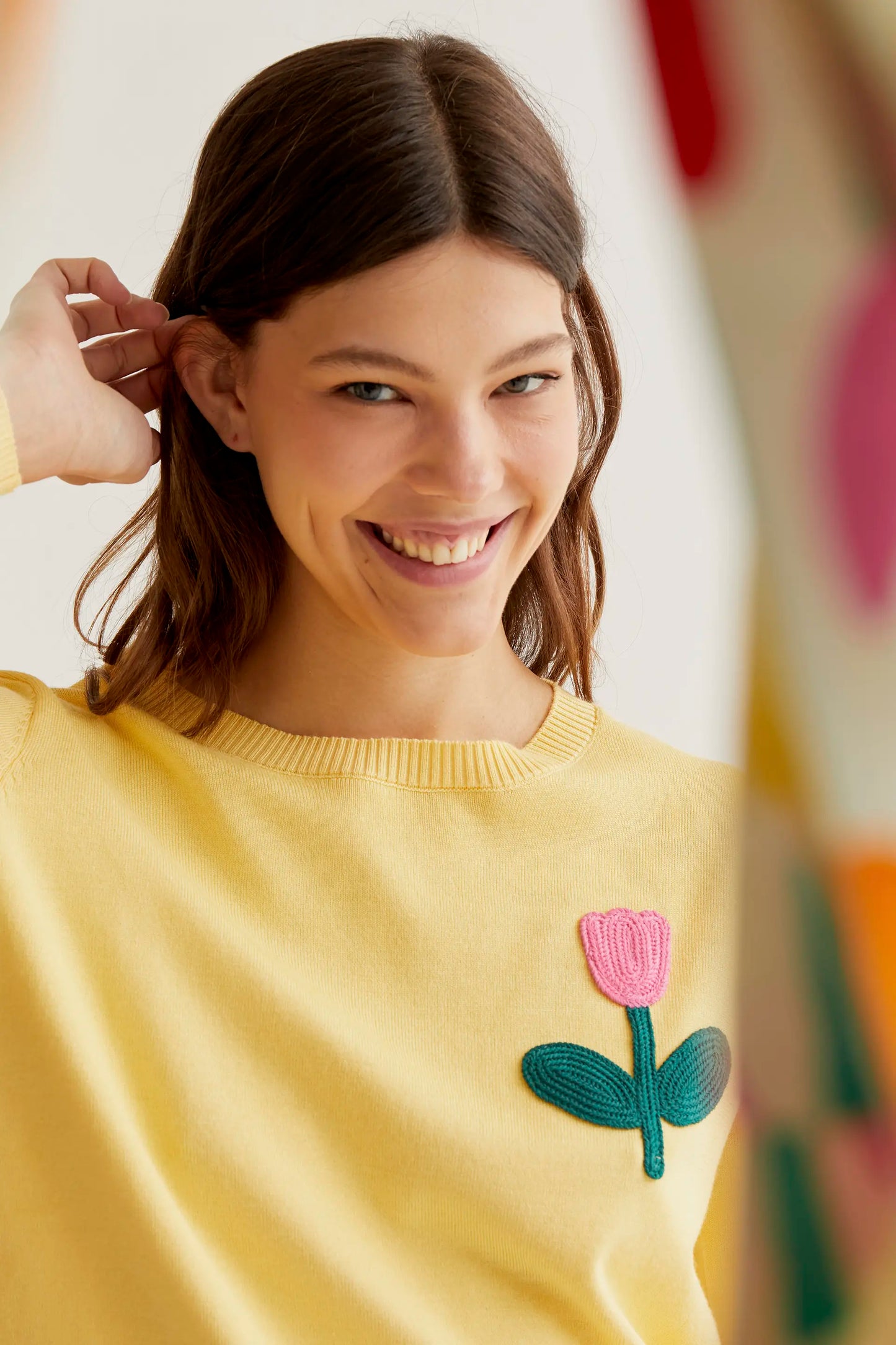 Jersey punto amarillo con bordado de tulipán rosado