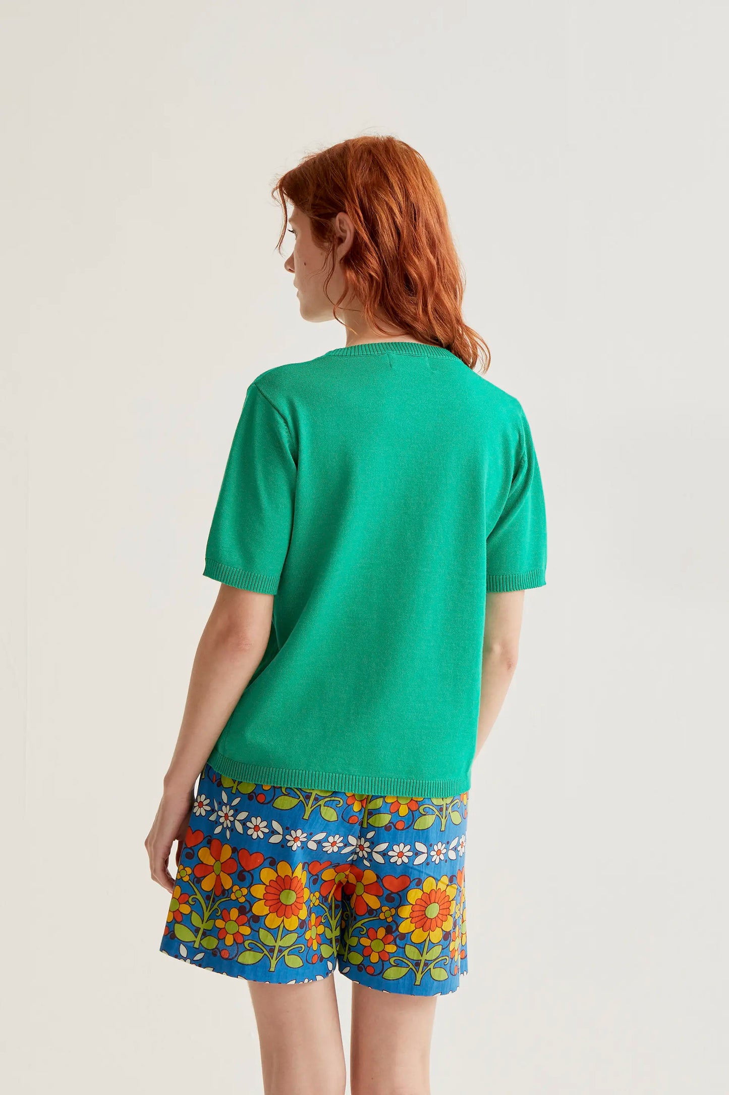 Top de punto verde con bordado de naranja