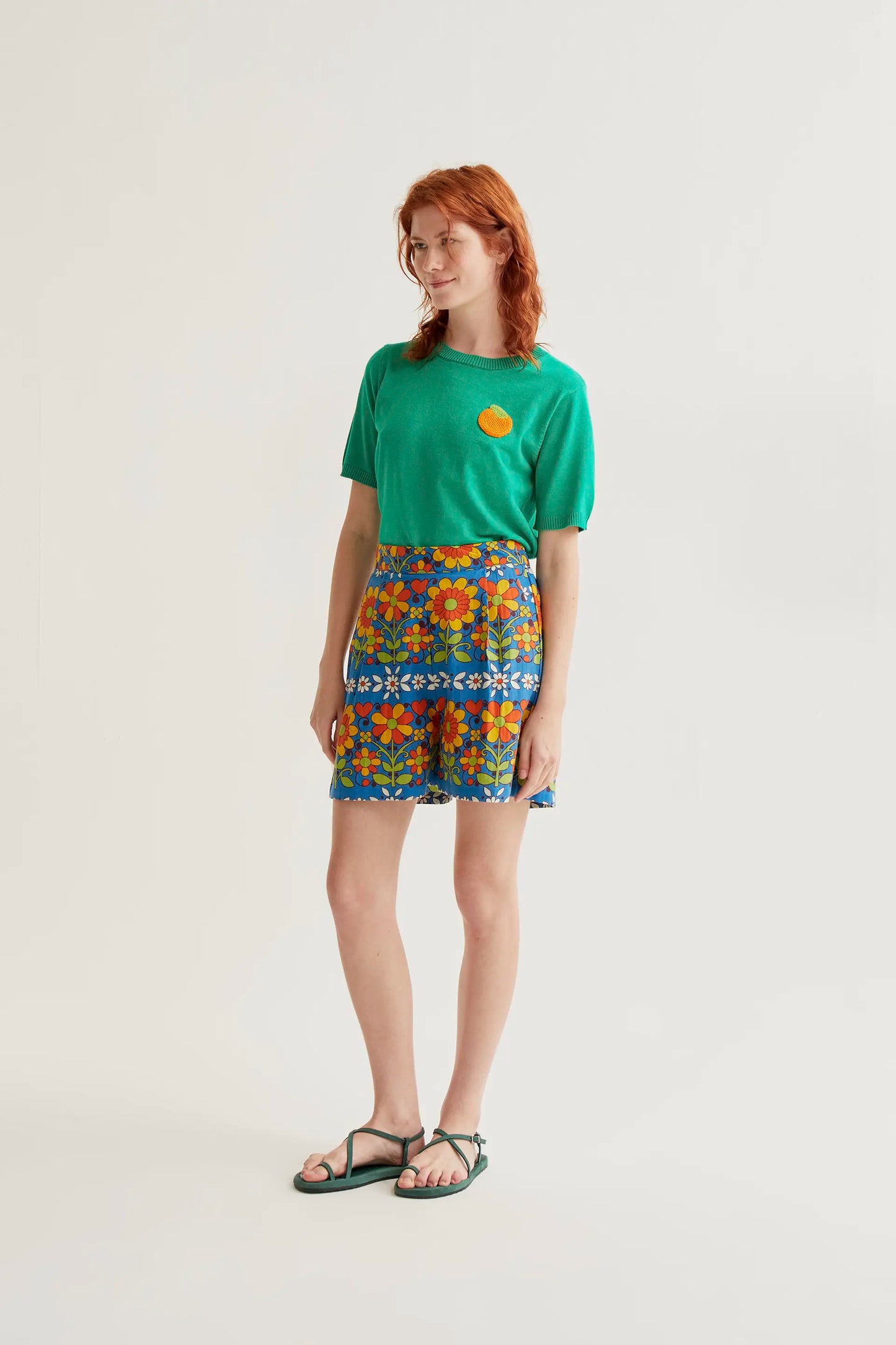 Top de punto verde con bordado de naranja