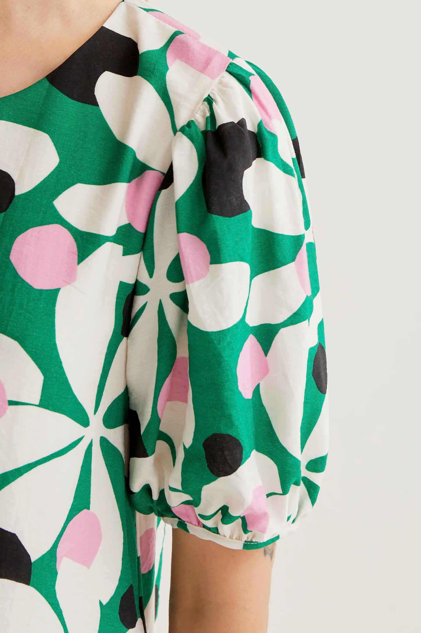 Vestido corto con estampado Hosta