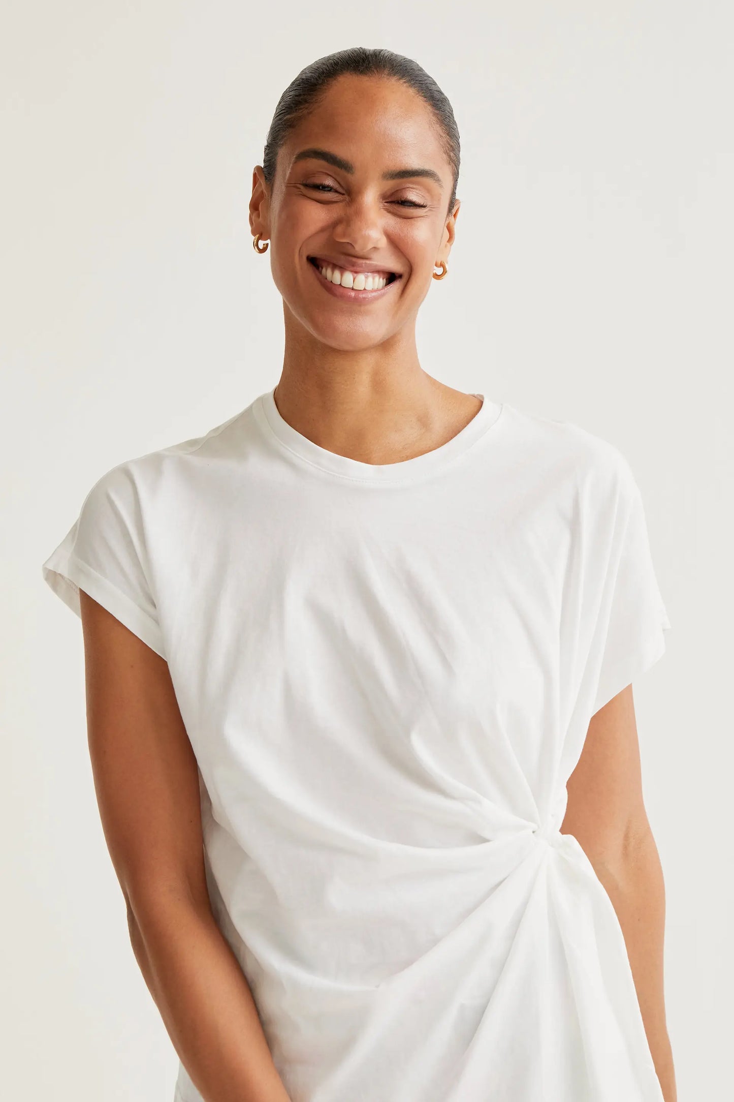 Camiseta 100% algodón blanca con nudo lateral