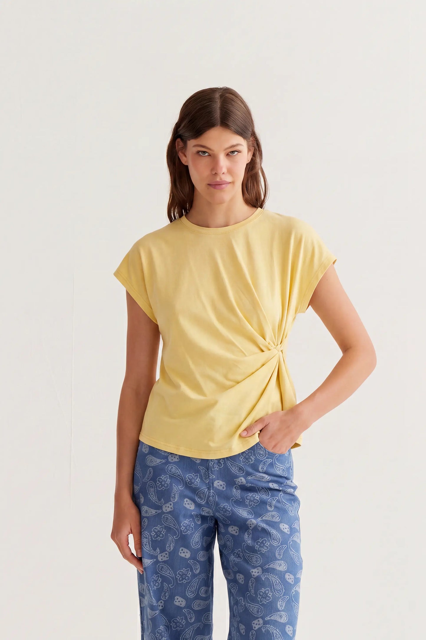 Camisa amarillo claro 100% algodón con detalle drapeado