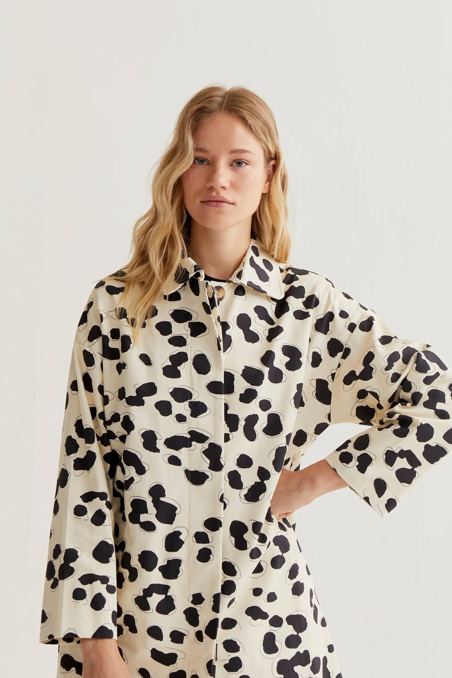 Gabardina 100% algodón con estampado Dalmatian