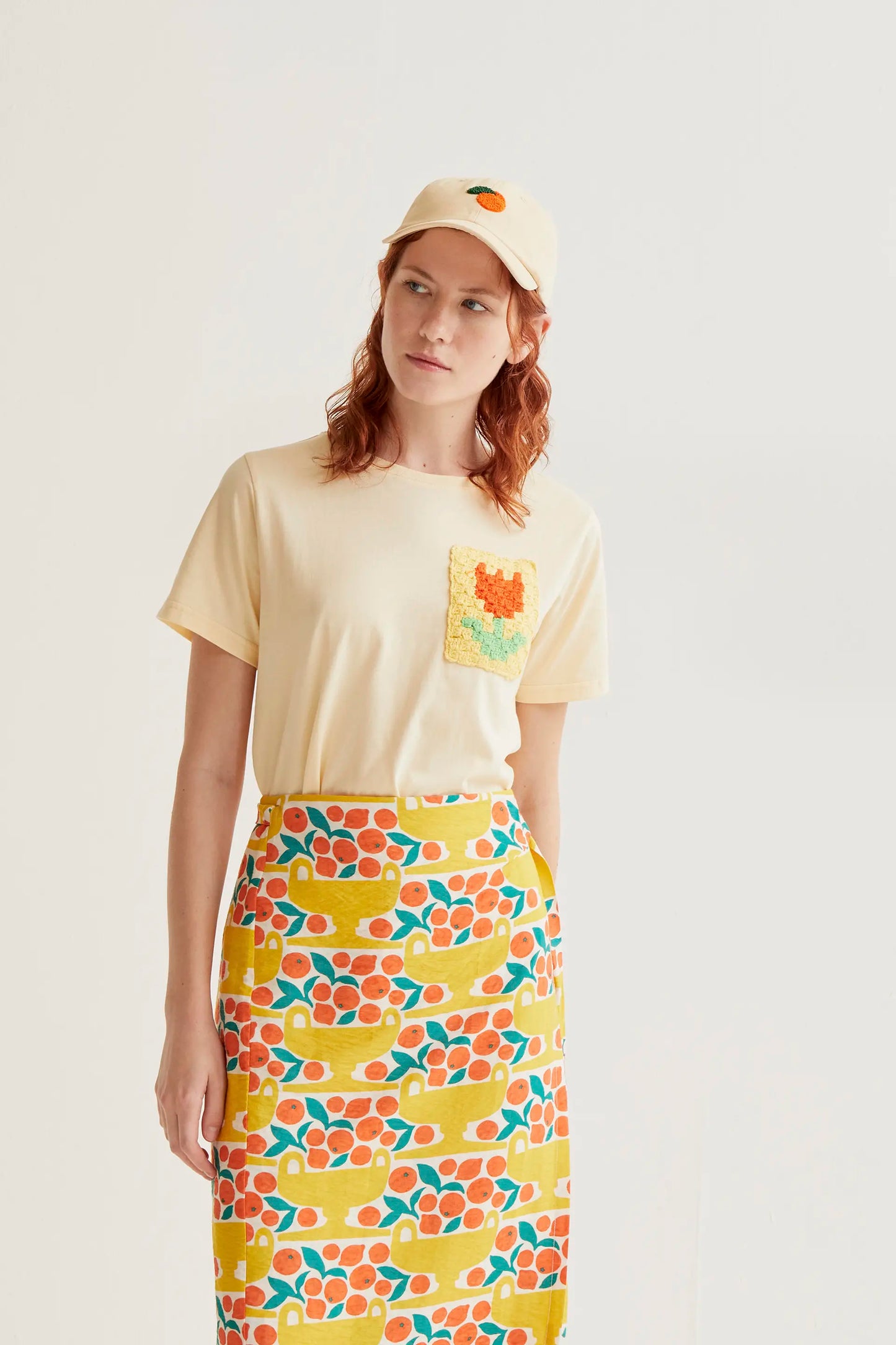 Camiseta amarillo claro con bordado de tulipán