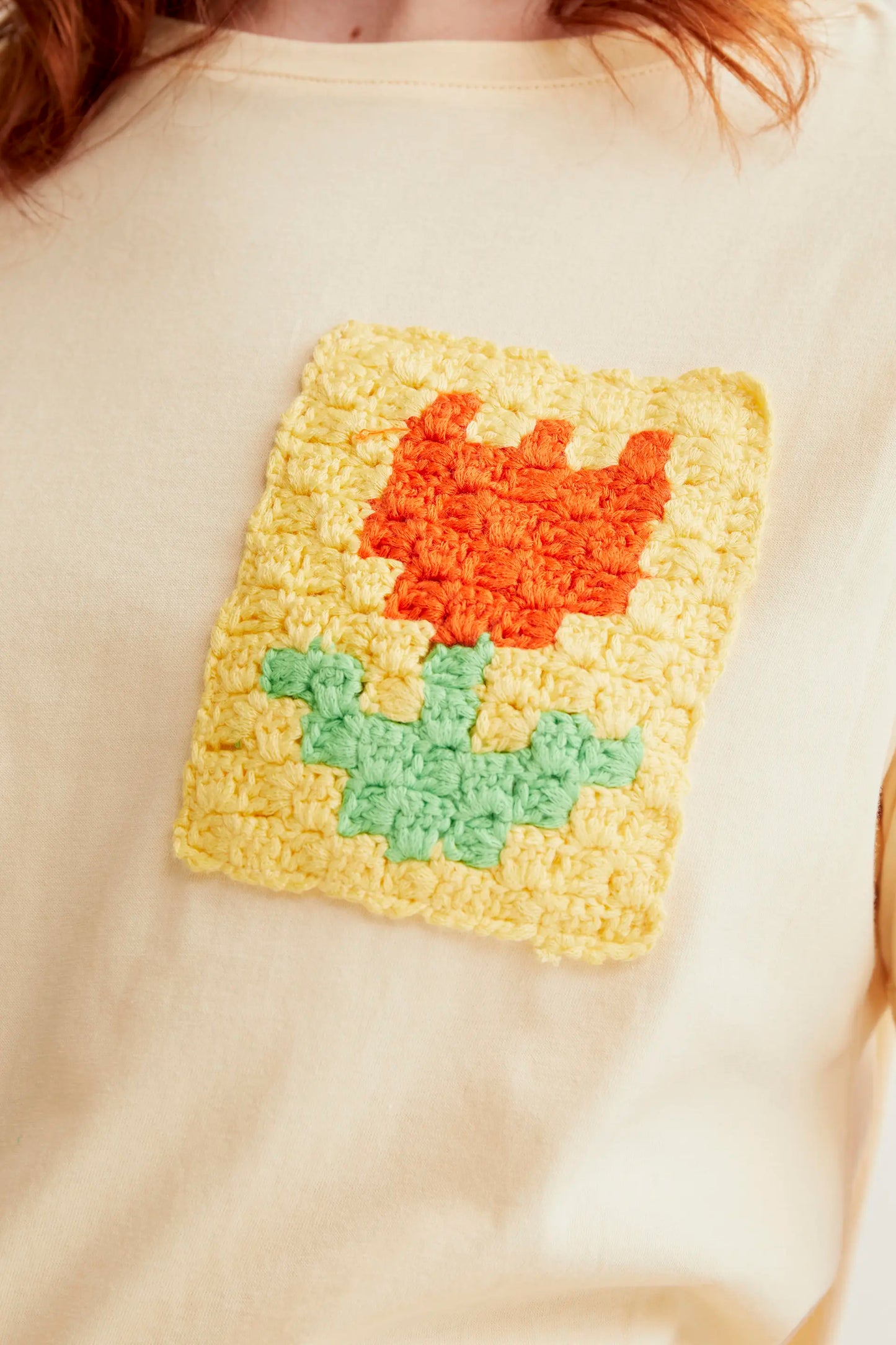 Camiseta amarillo claro con bordado de tulipán