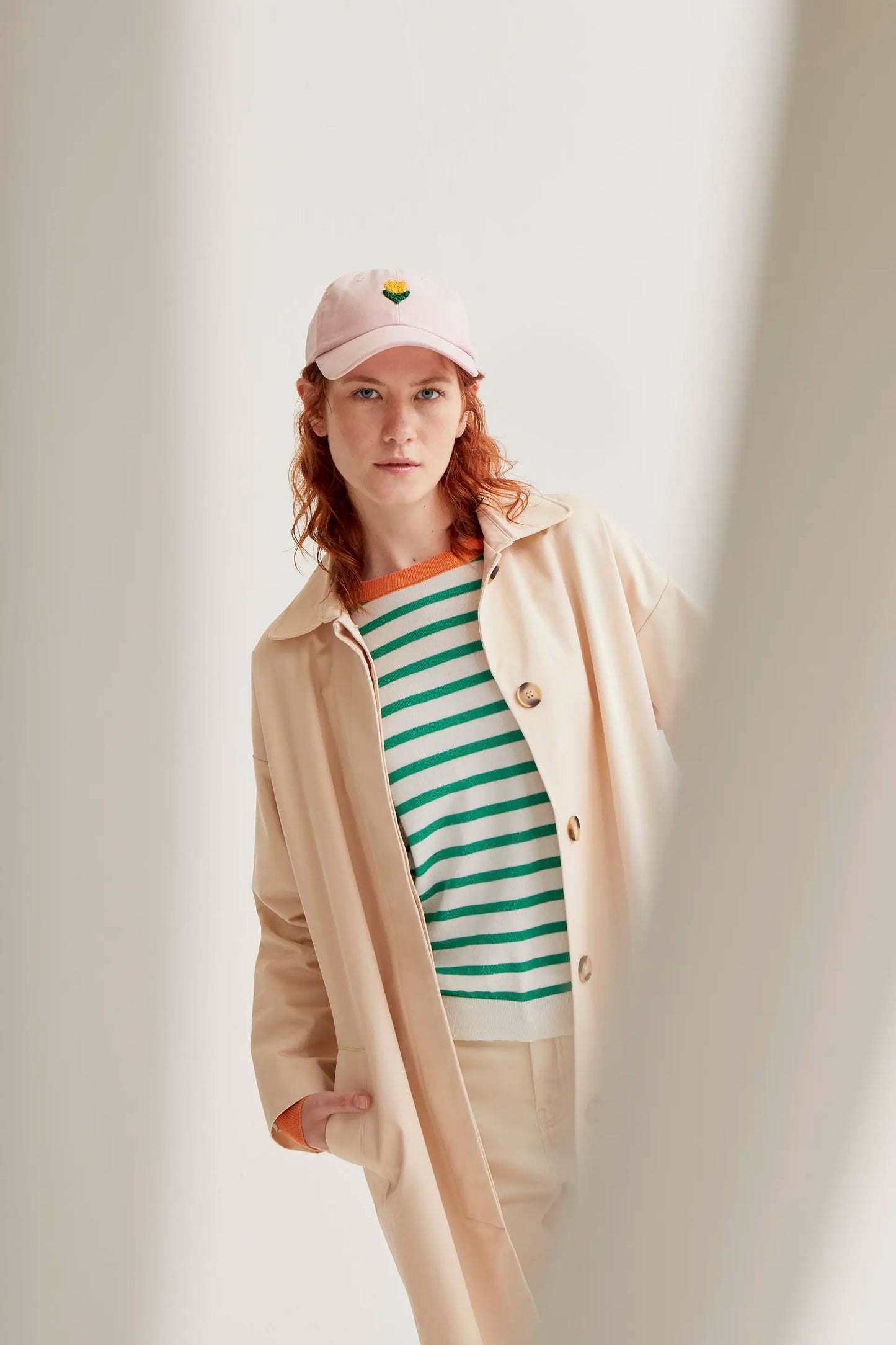 Gabardina con print de Tulipán