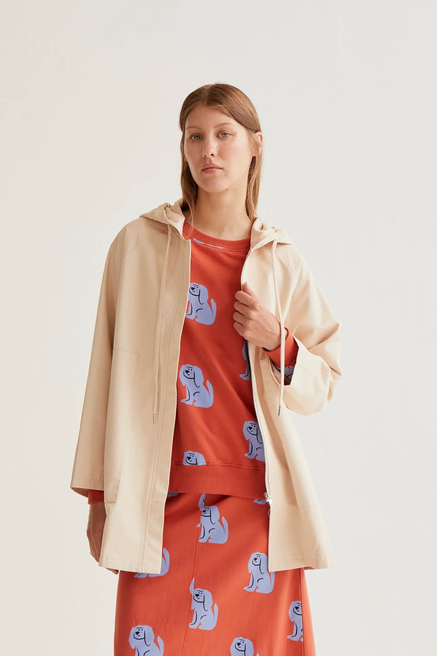 Gabardina con print de Perrito