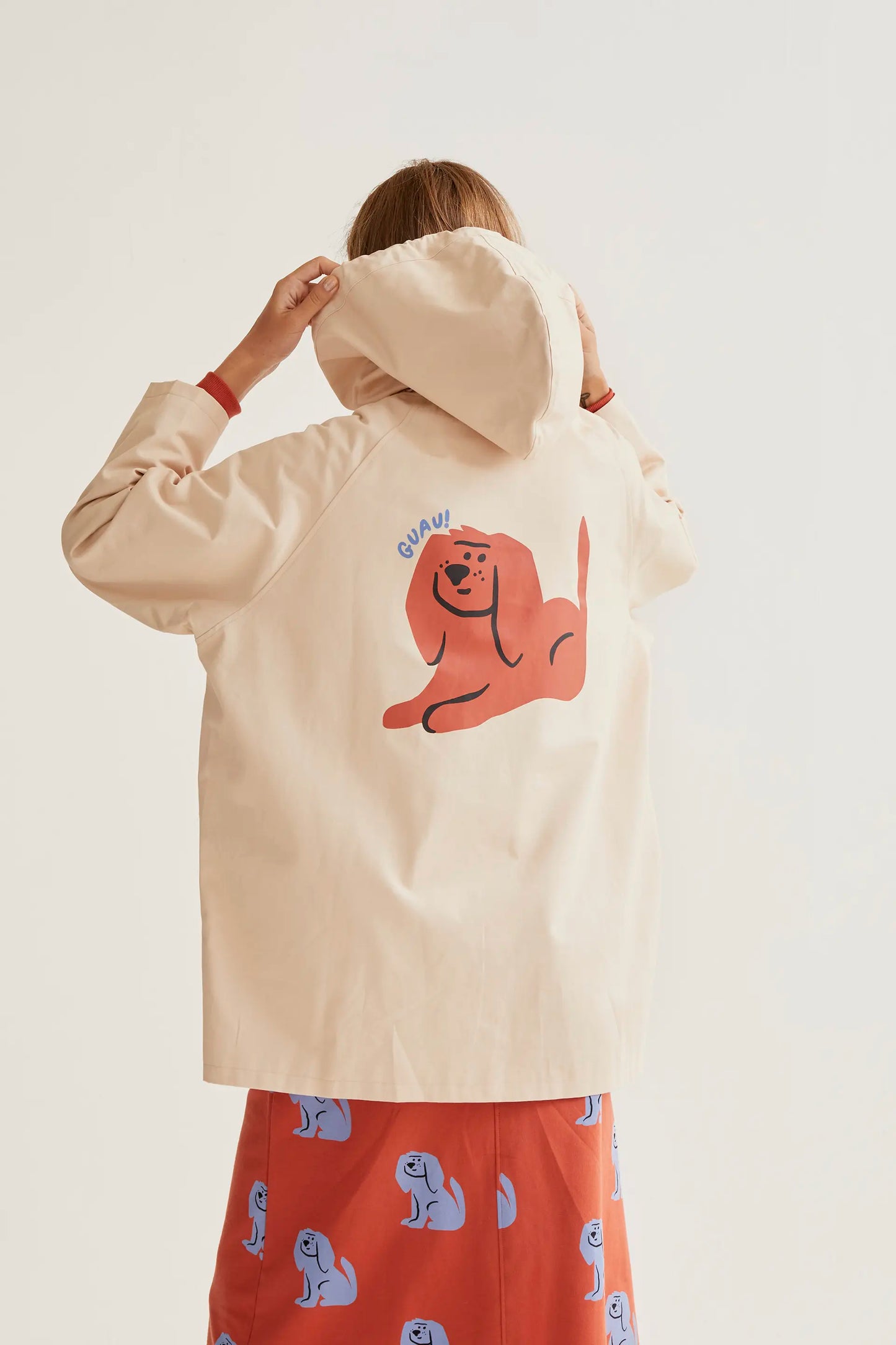 Gabardina con print de Perrito