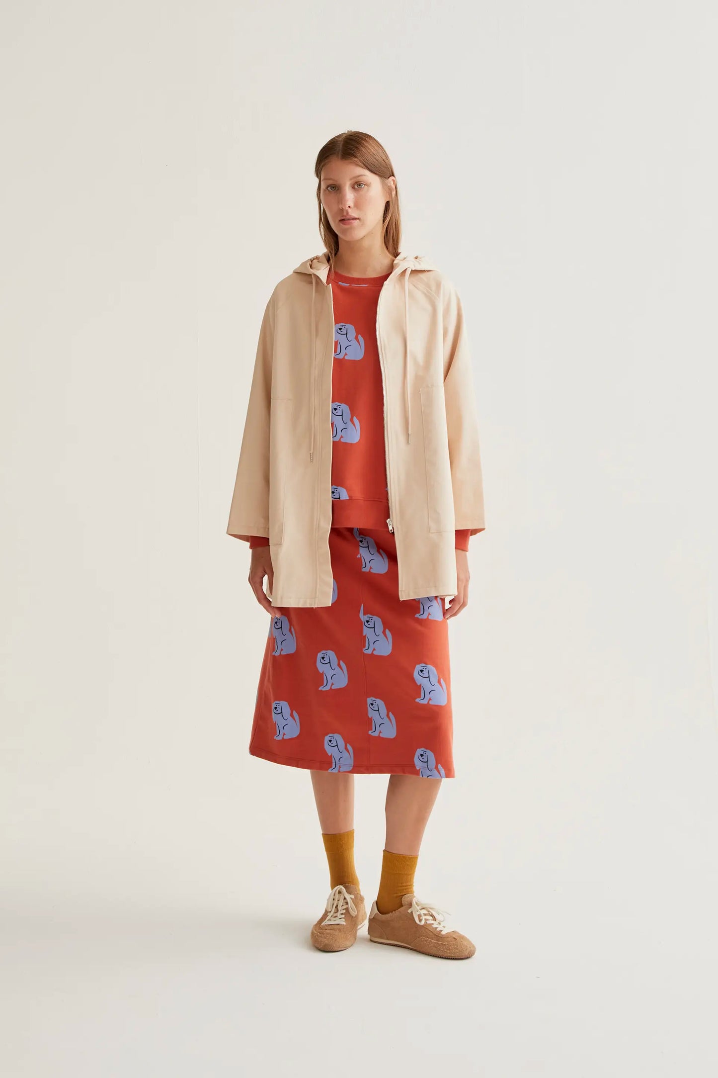 Gabardina con print de Perrito