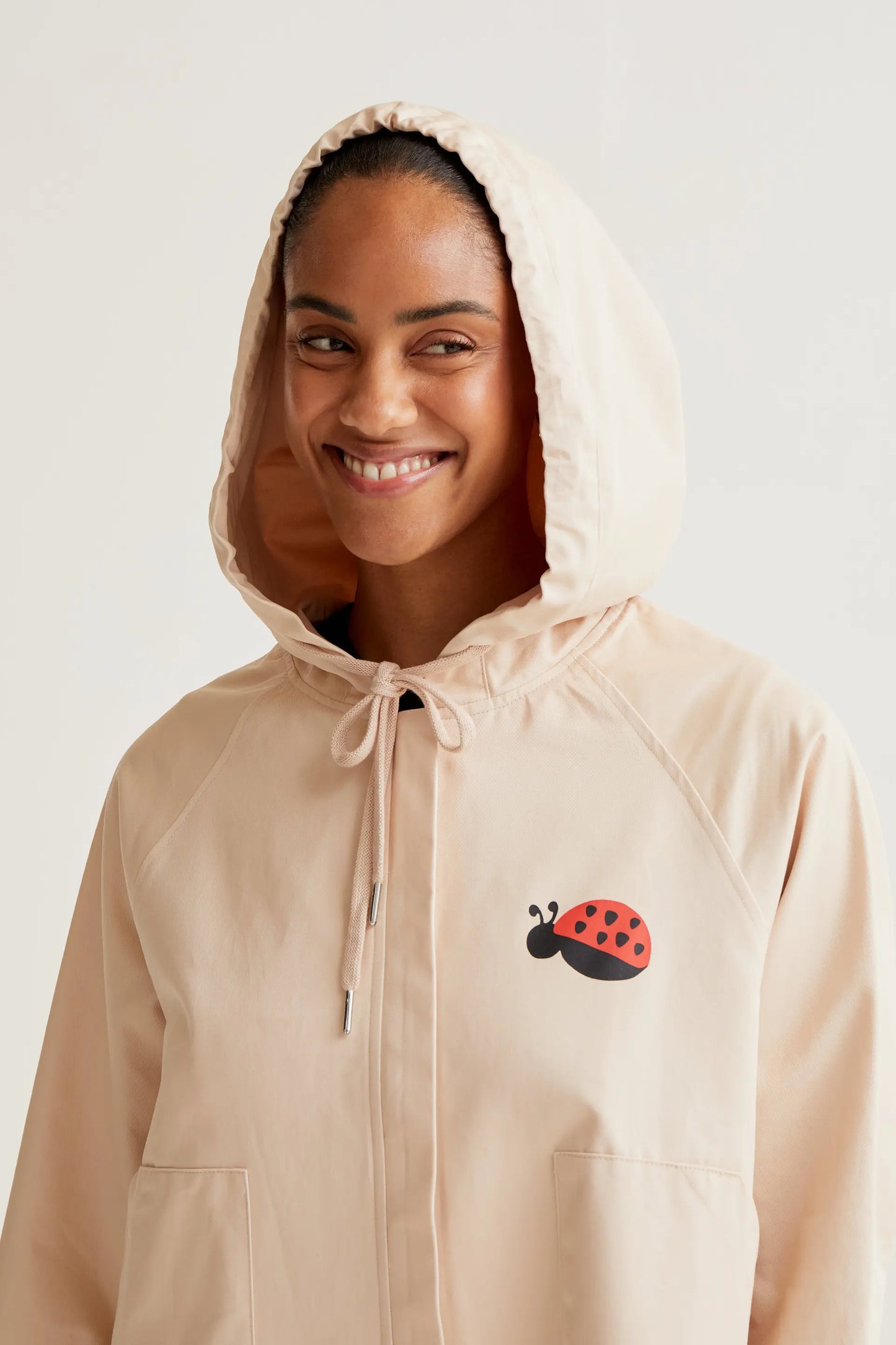 Gabardina con print de Mariquita