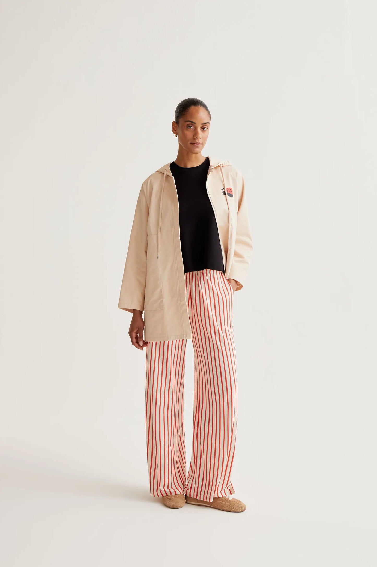 Gabardina con print de Mariquita