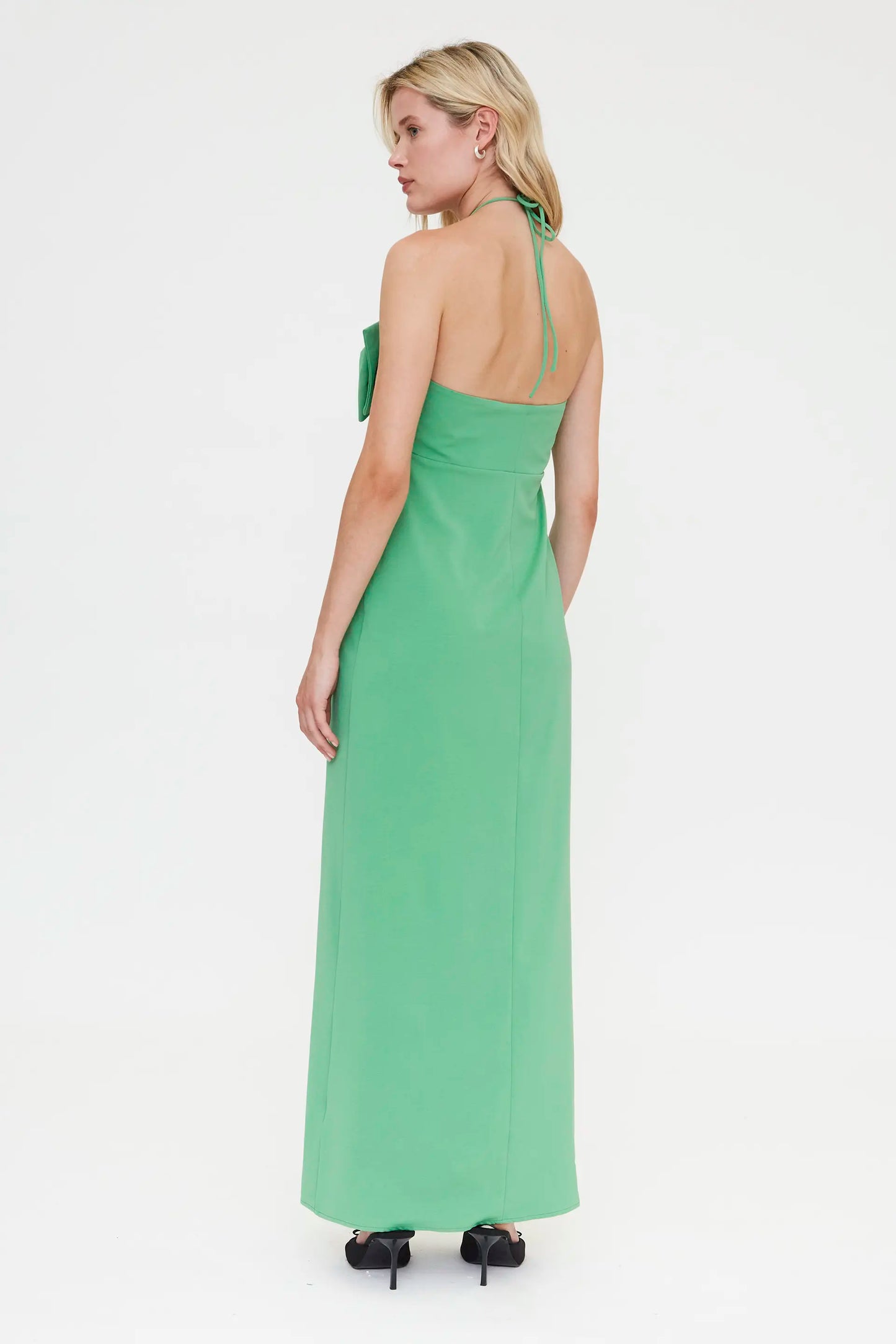 Abito lungo verde con dettaglio cravatta