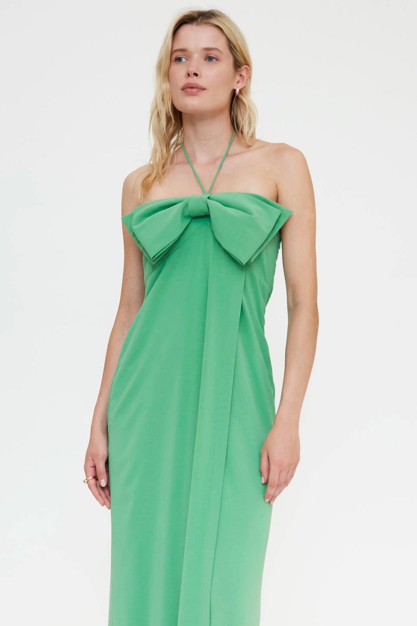 Abito lungo verde con dettaglio cravatta