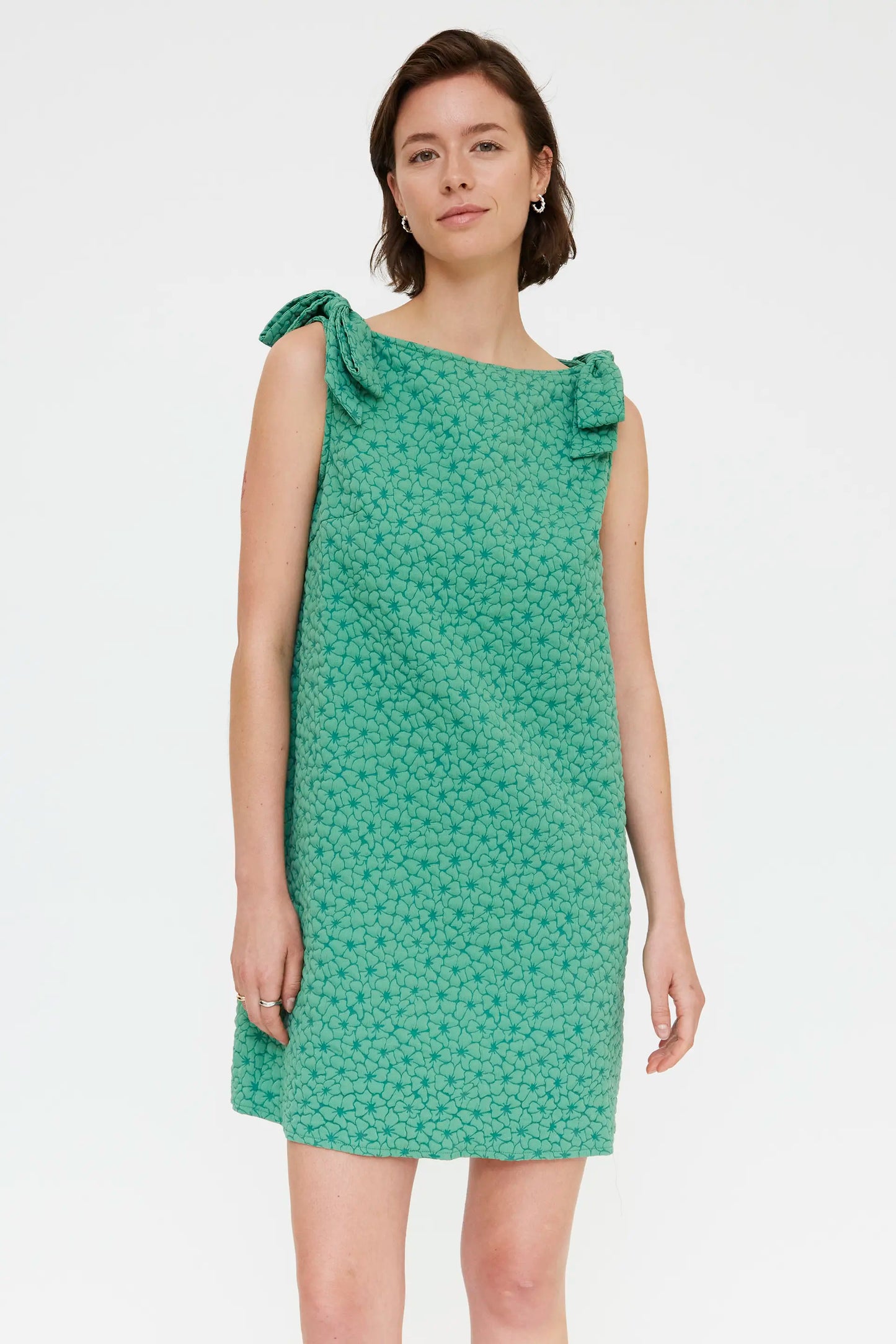 Abito corto verde con trama floreale