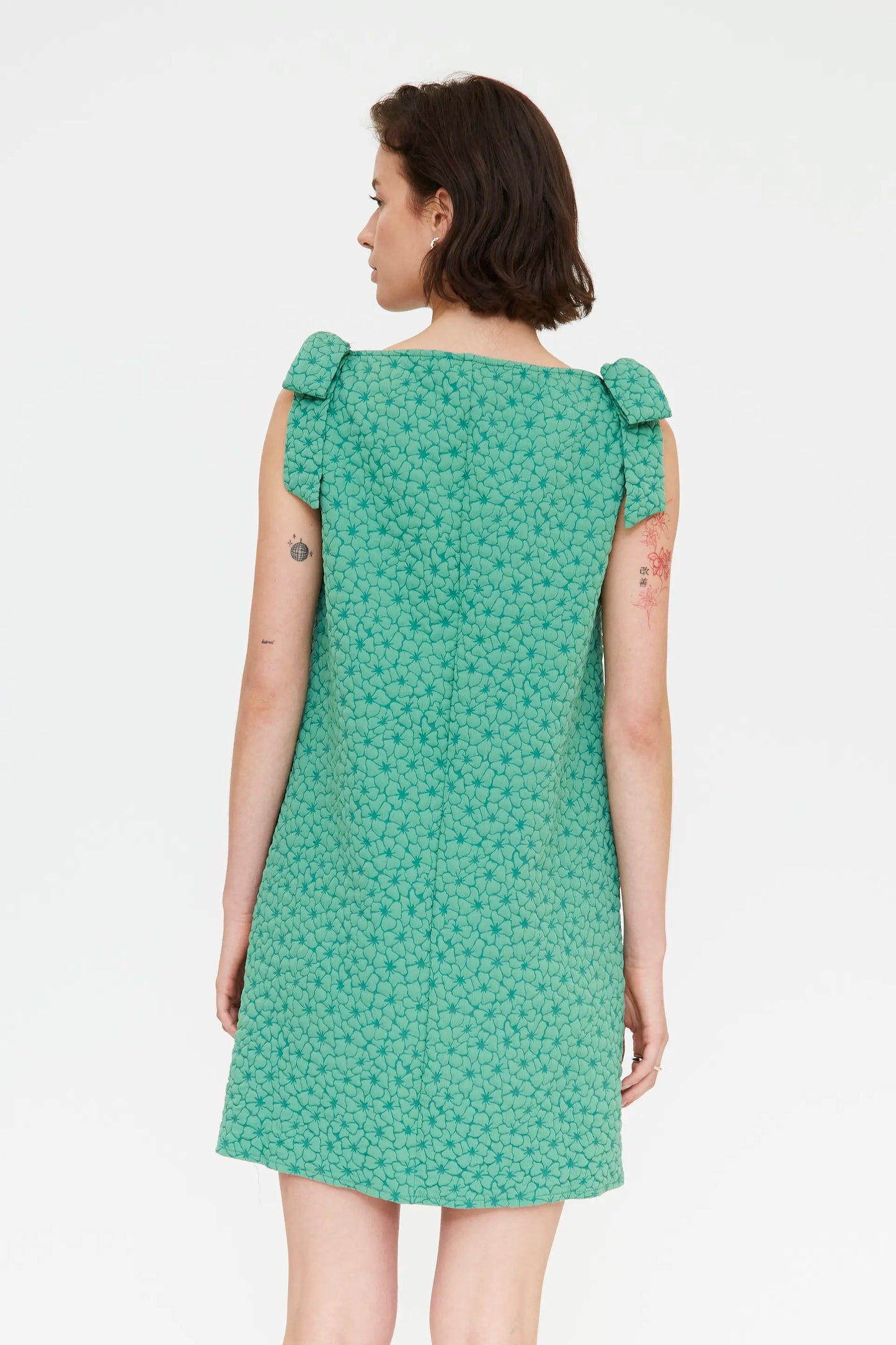 Abito corto verde con trama floreale