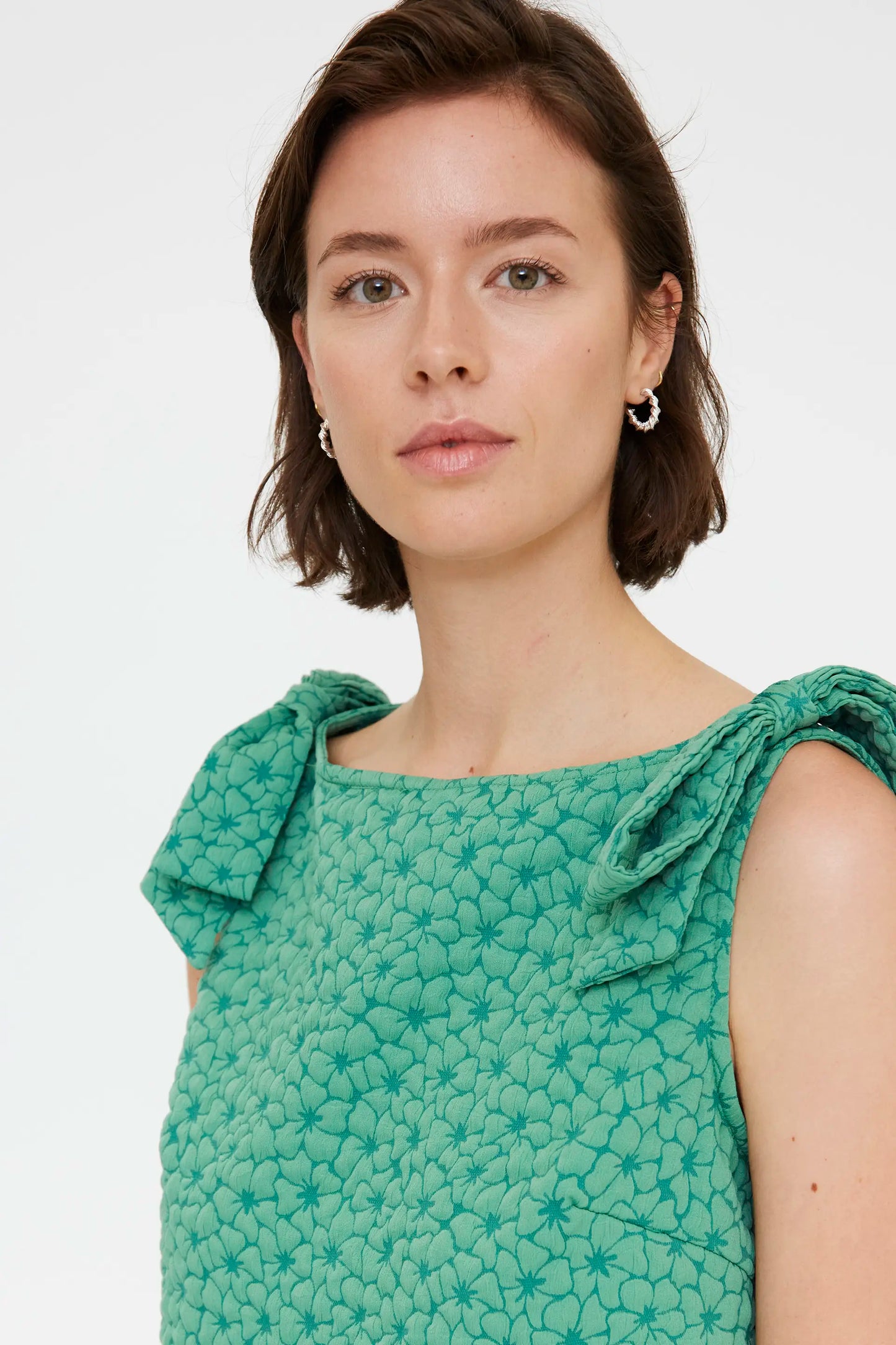 Abito corto verde con trama floreale