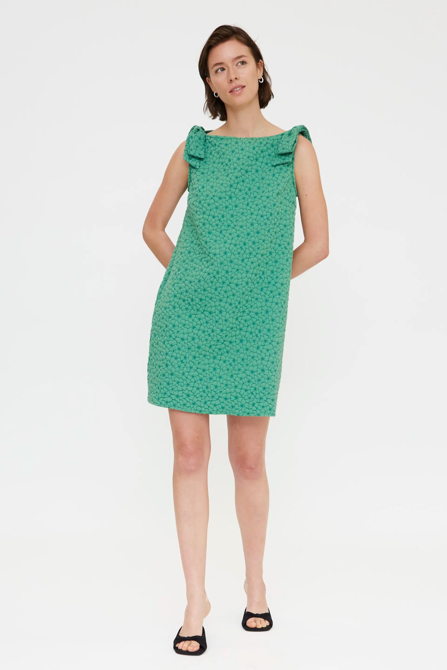 Abito corto verde con trama floreale