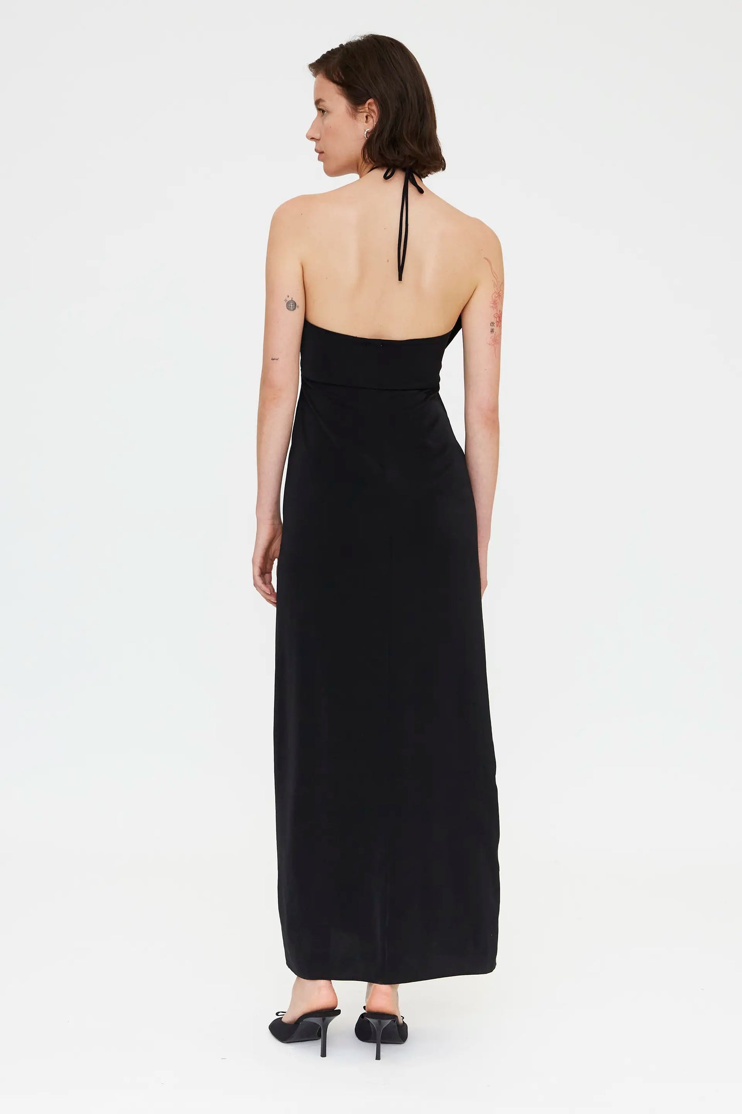 Abito lungo nero con dettaglio cravatta