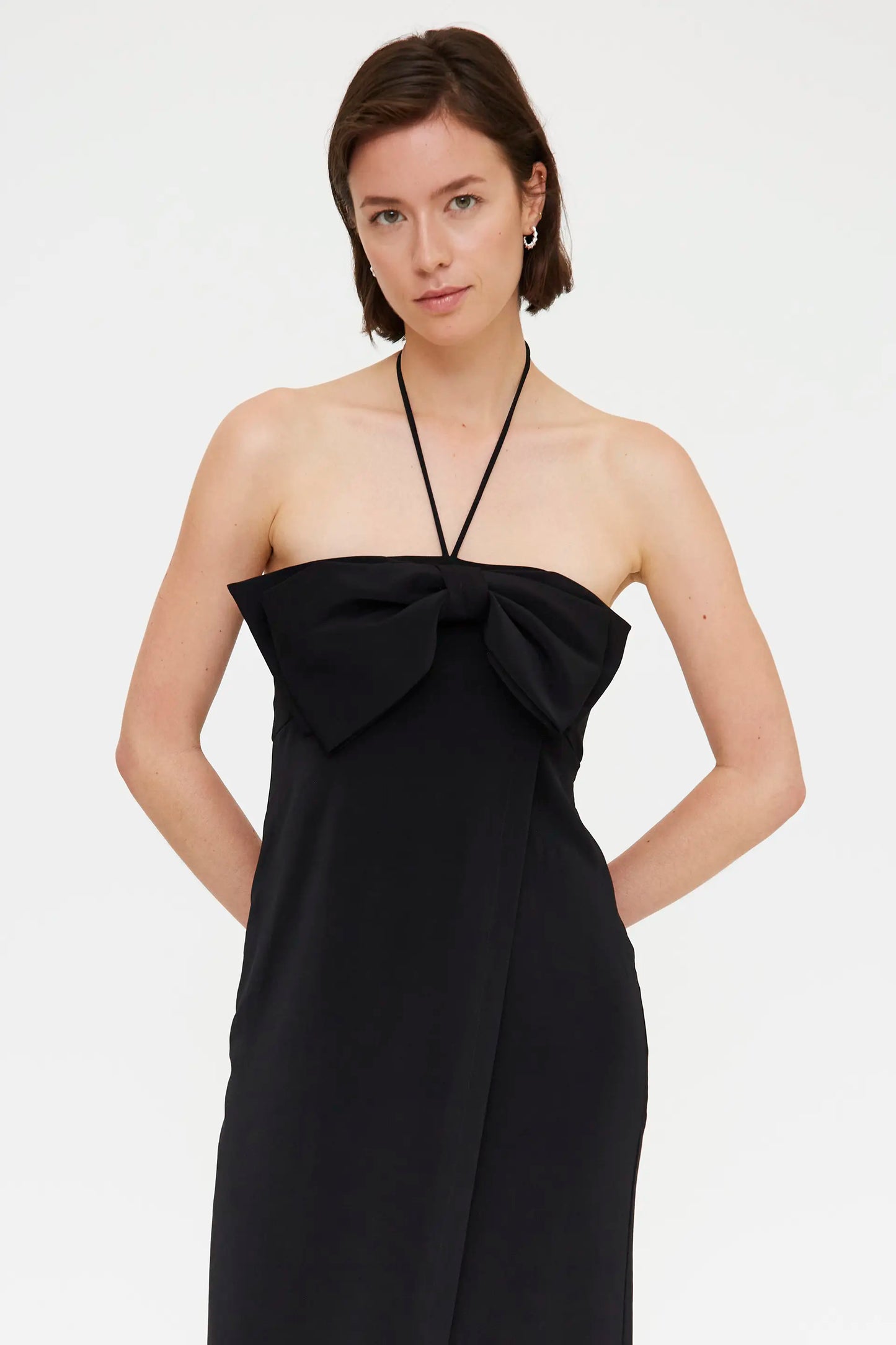 Abito lungo nero con dettaglio cravatta